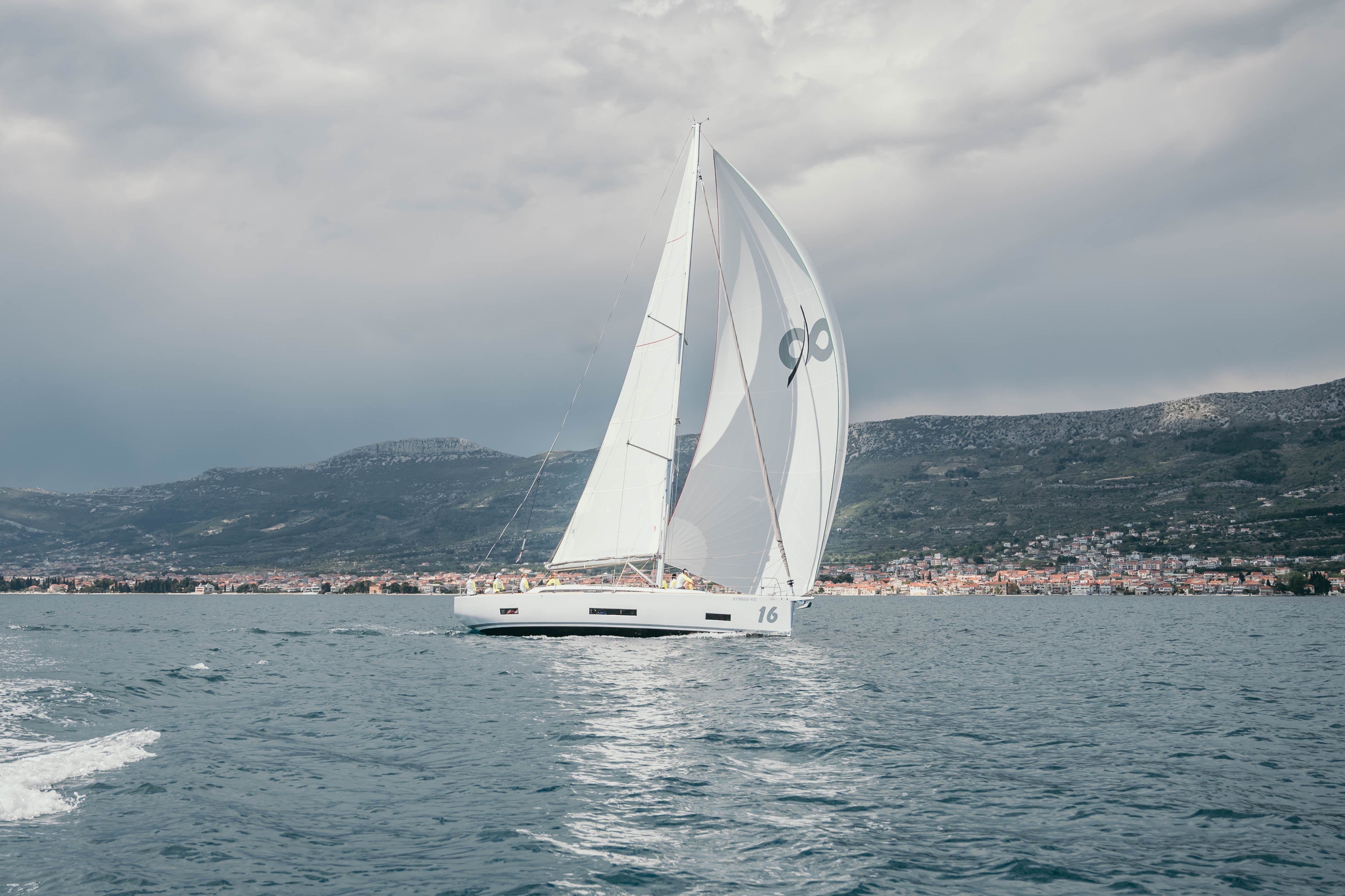 AURA - Yelkenli içinde Kaštel Gomilica