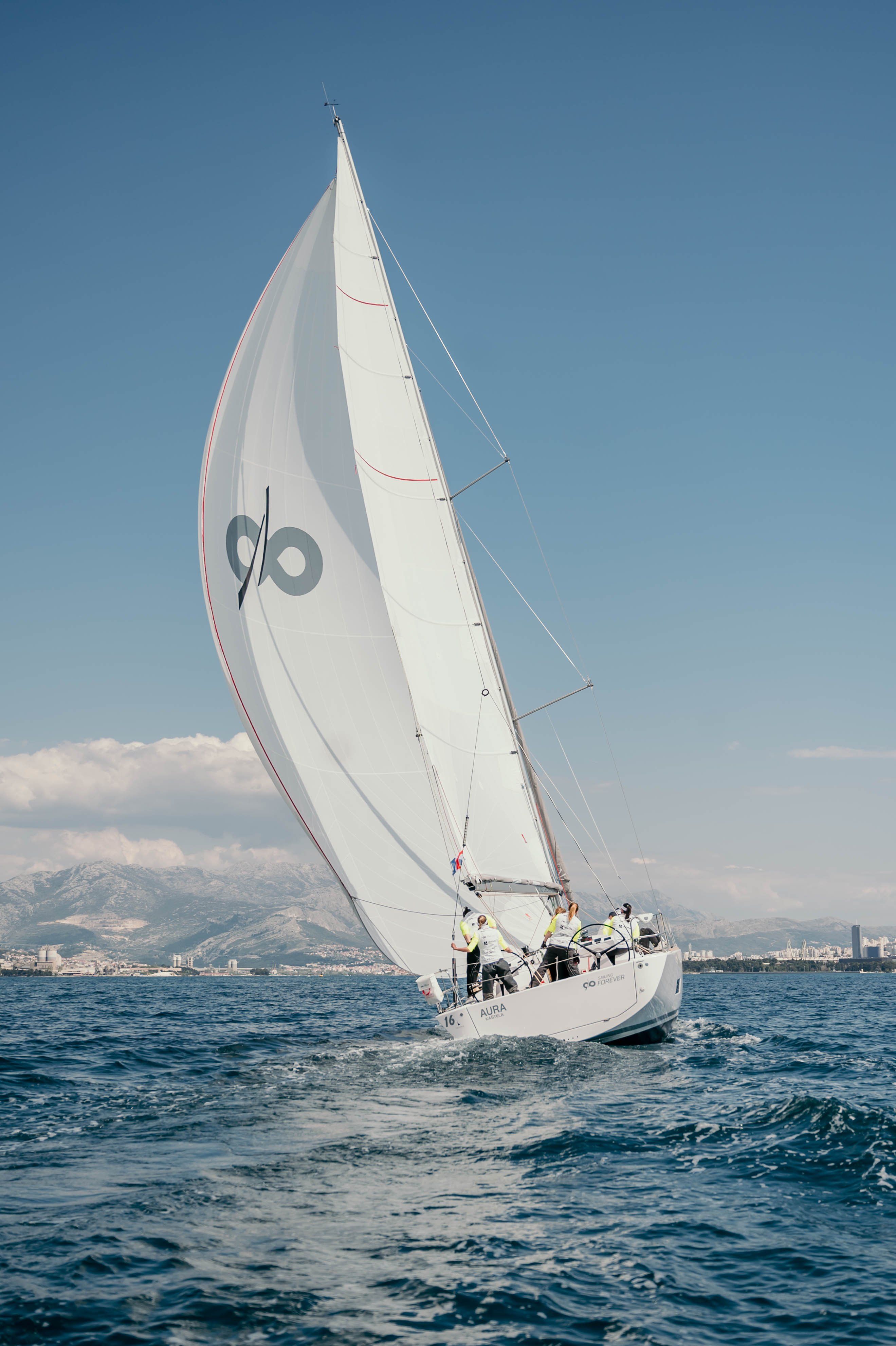 BIA - Yelkenli içinde Kaštel Gomilica