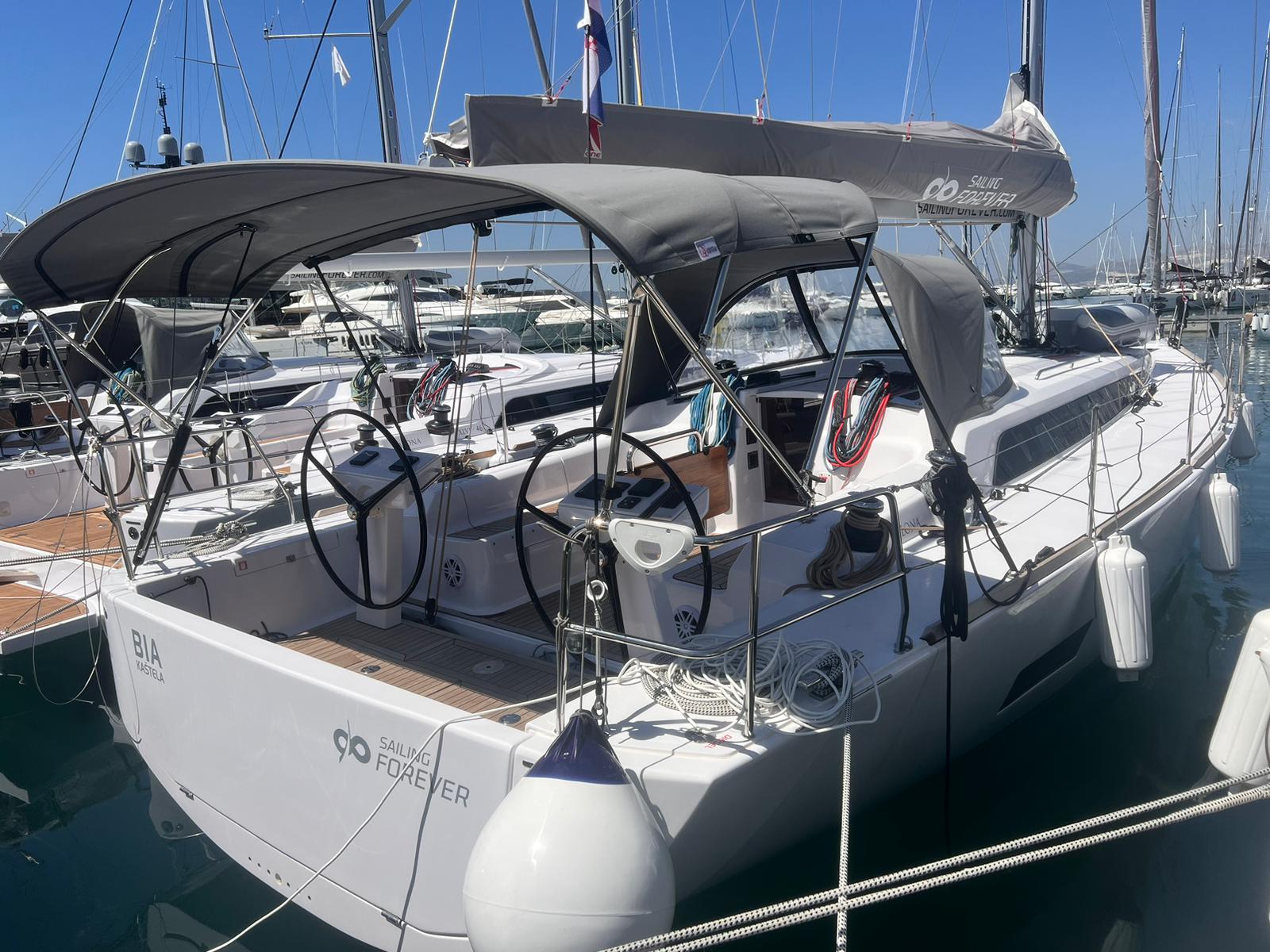 FLORA - Sailboat in Kaštel Gomilica
