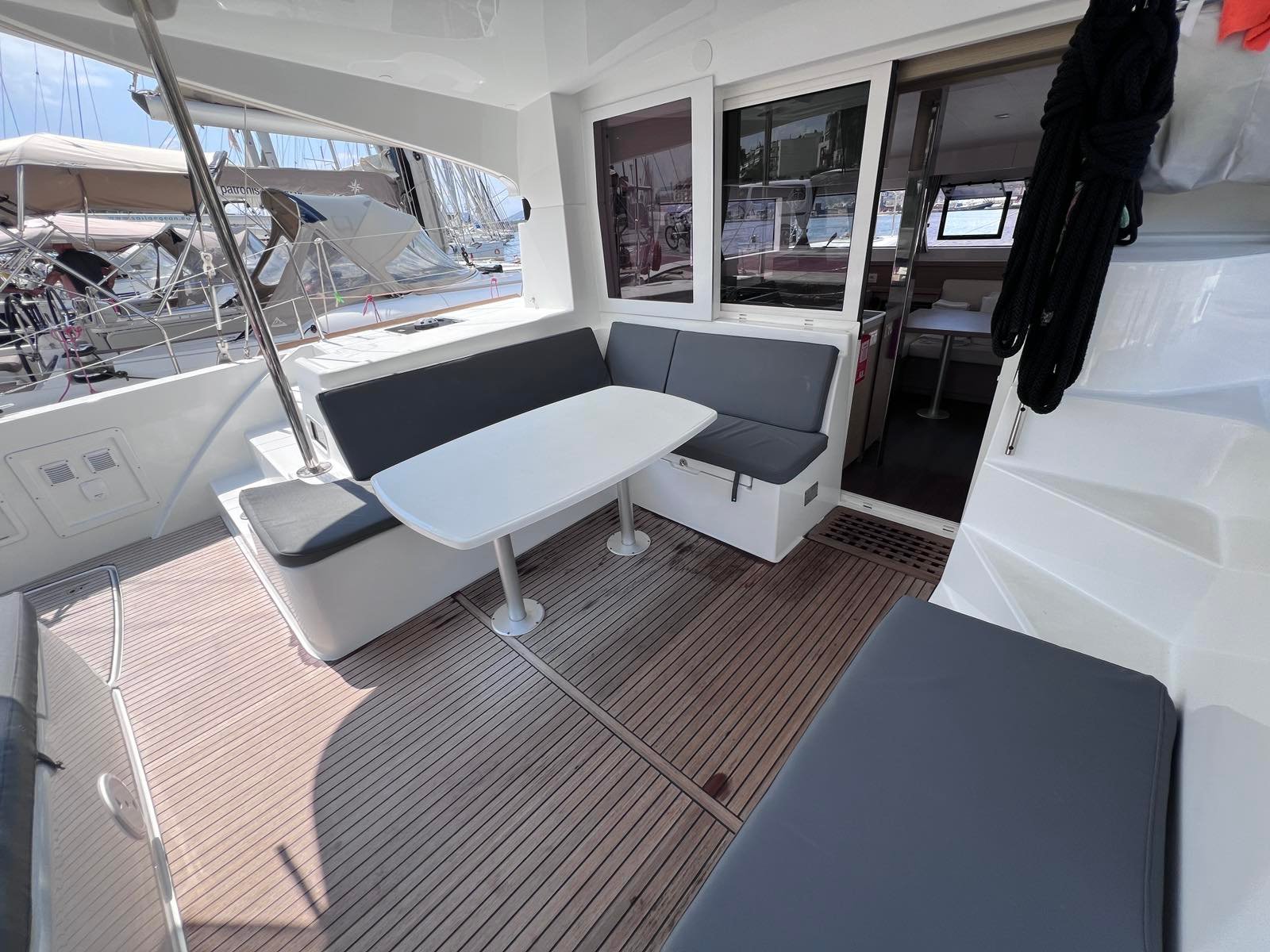 Niso - Catamaran in Loutraki