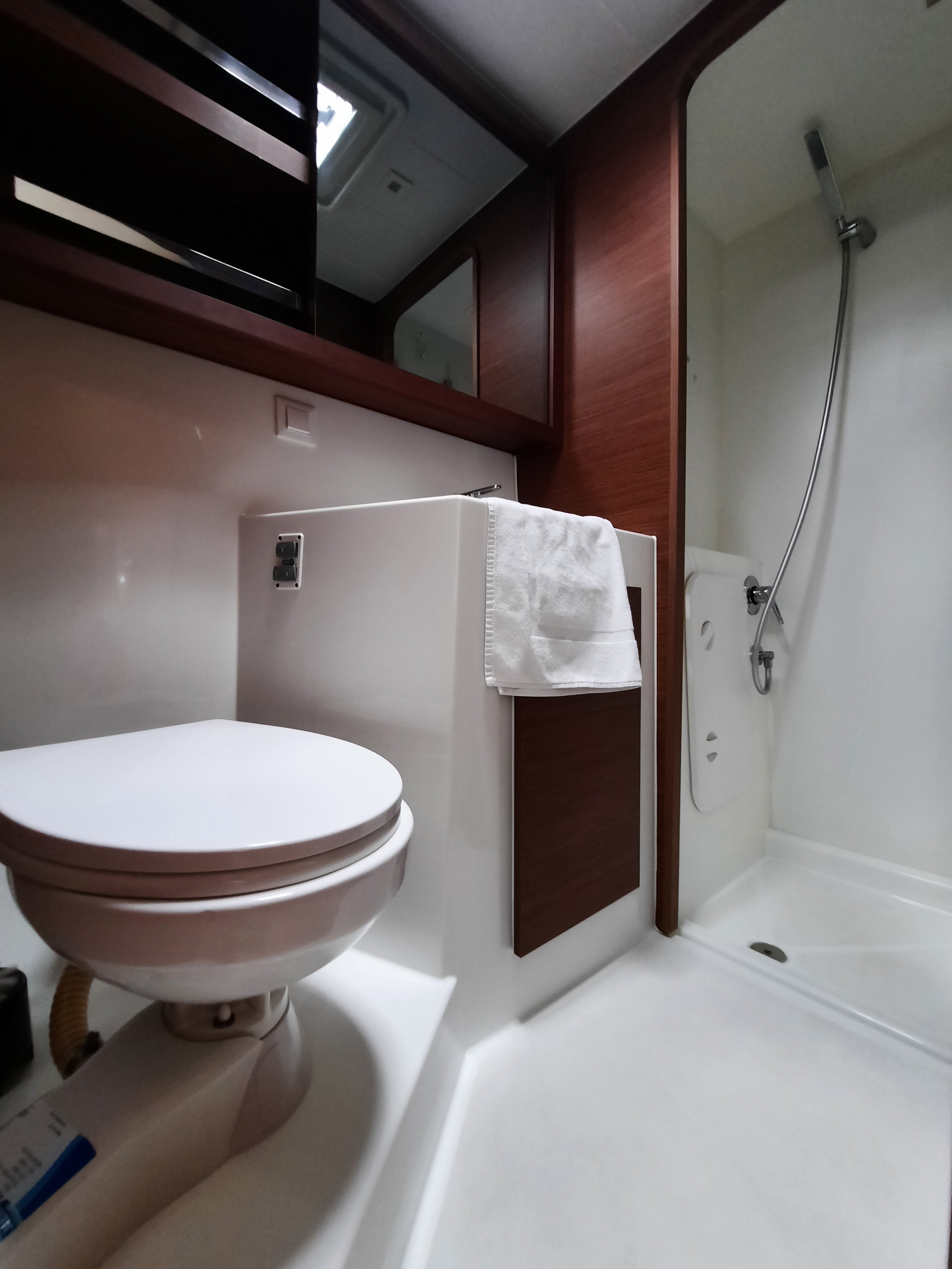 Senza Ma (A/C and Generator) - Katamaran içinde Tonnarella