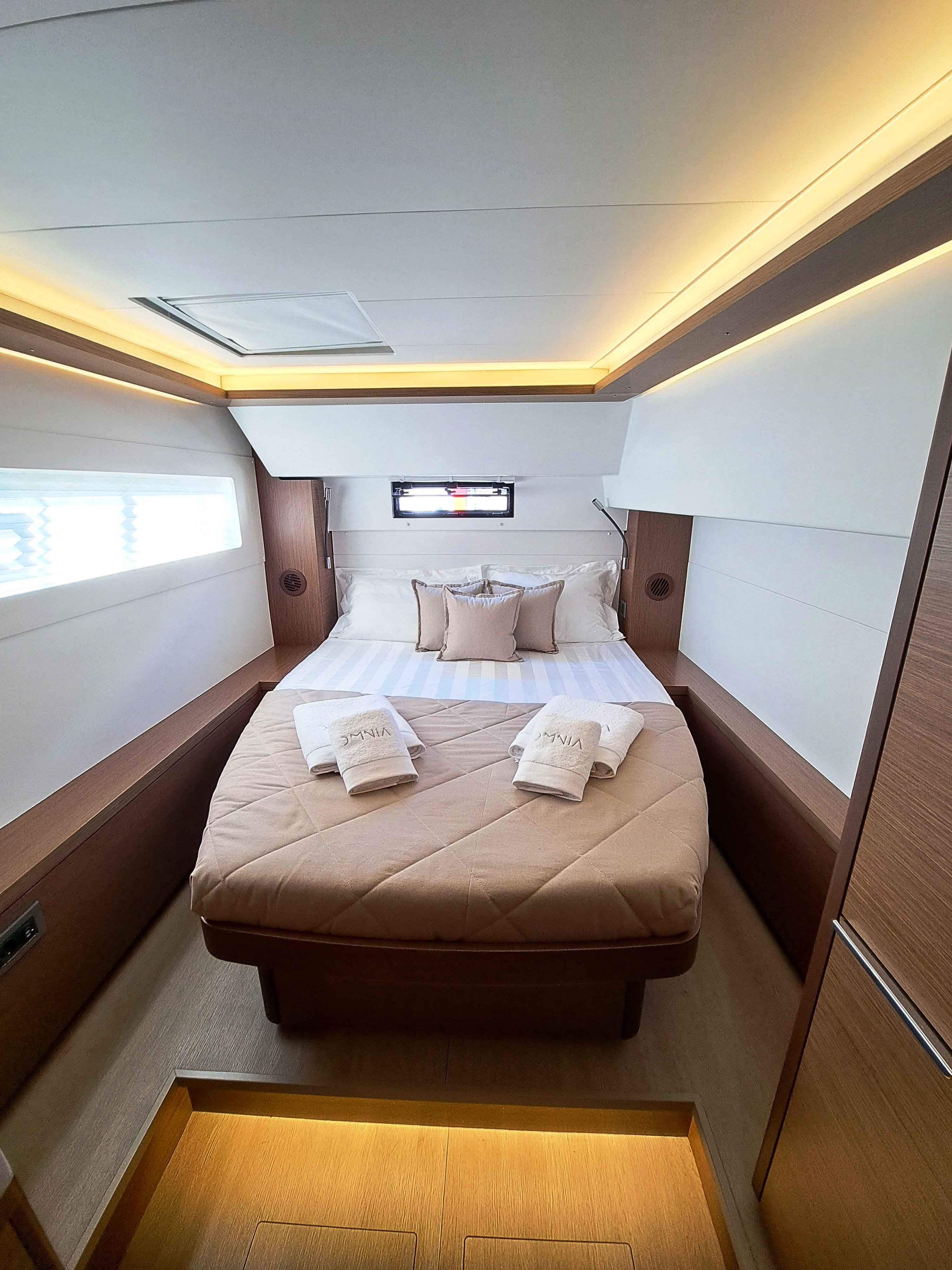 OMNIA - Catamaran in Pireas