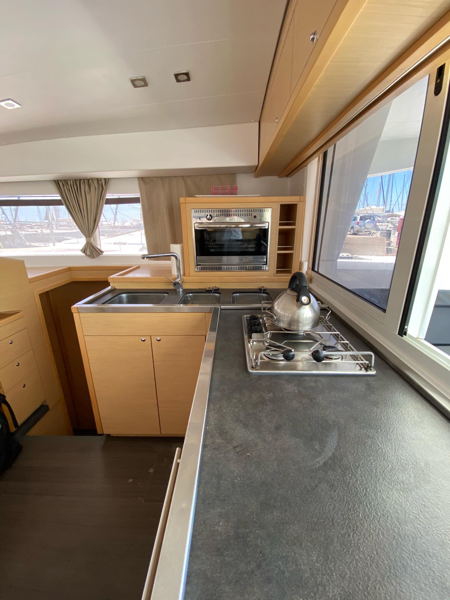 CHRISTINA - Katamaran içinde Alimos