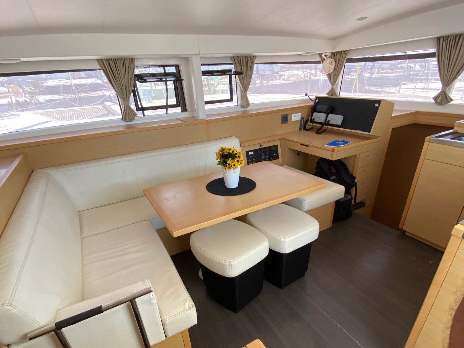 CHRISTINA - Katamaran içinde Alimos