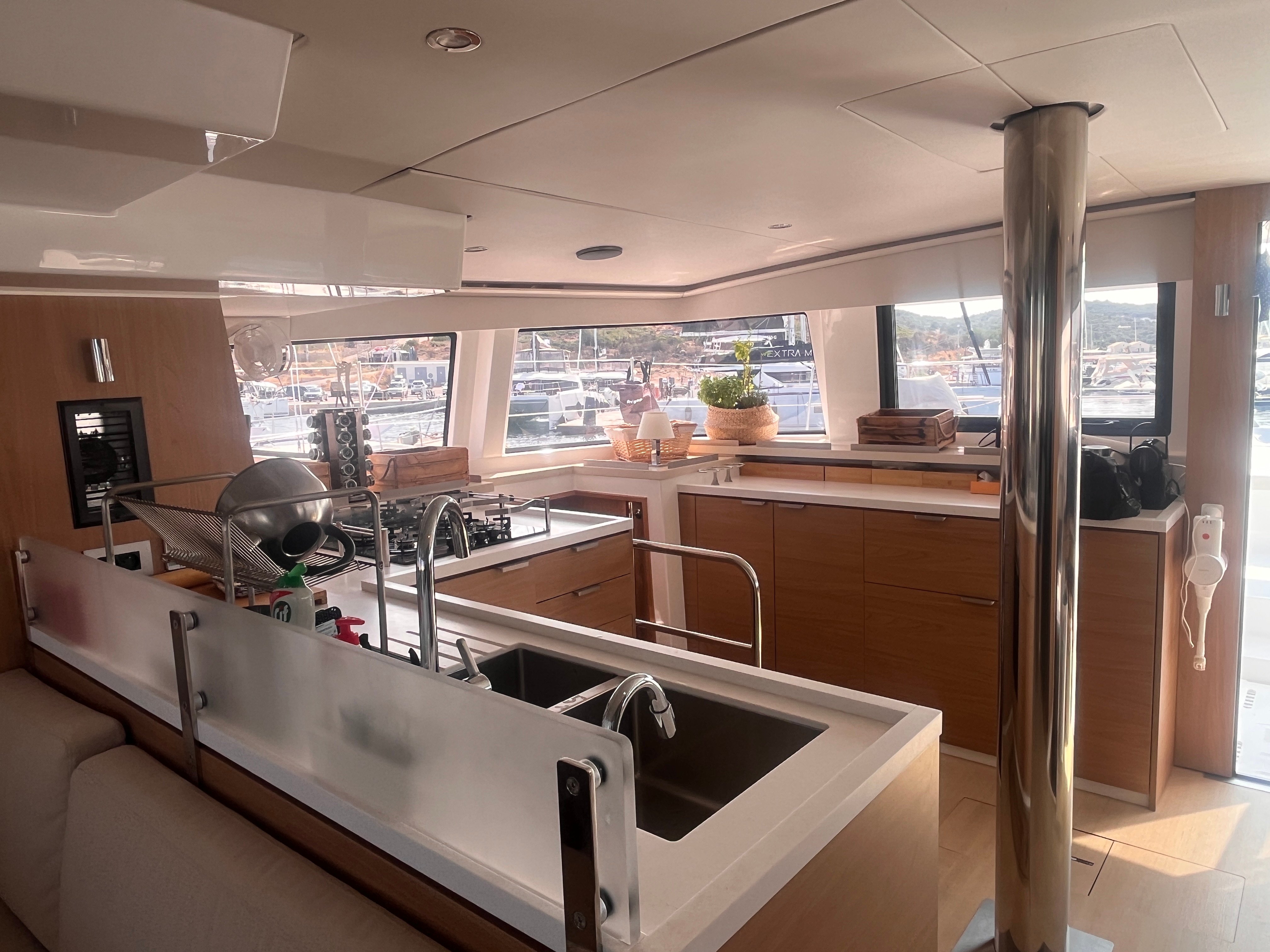 Noni - Katamaran içinde Anatoliki Attiki