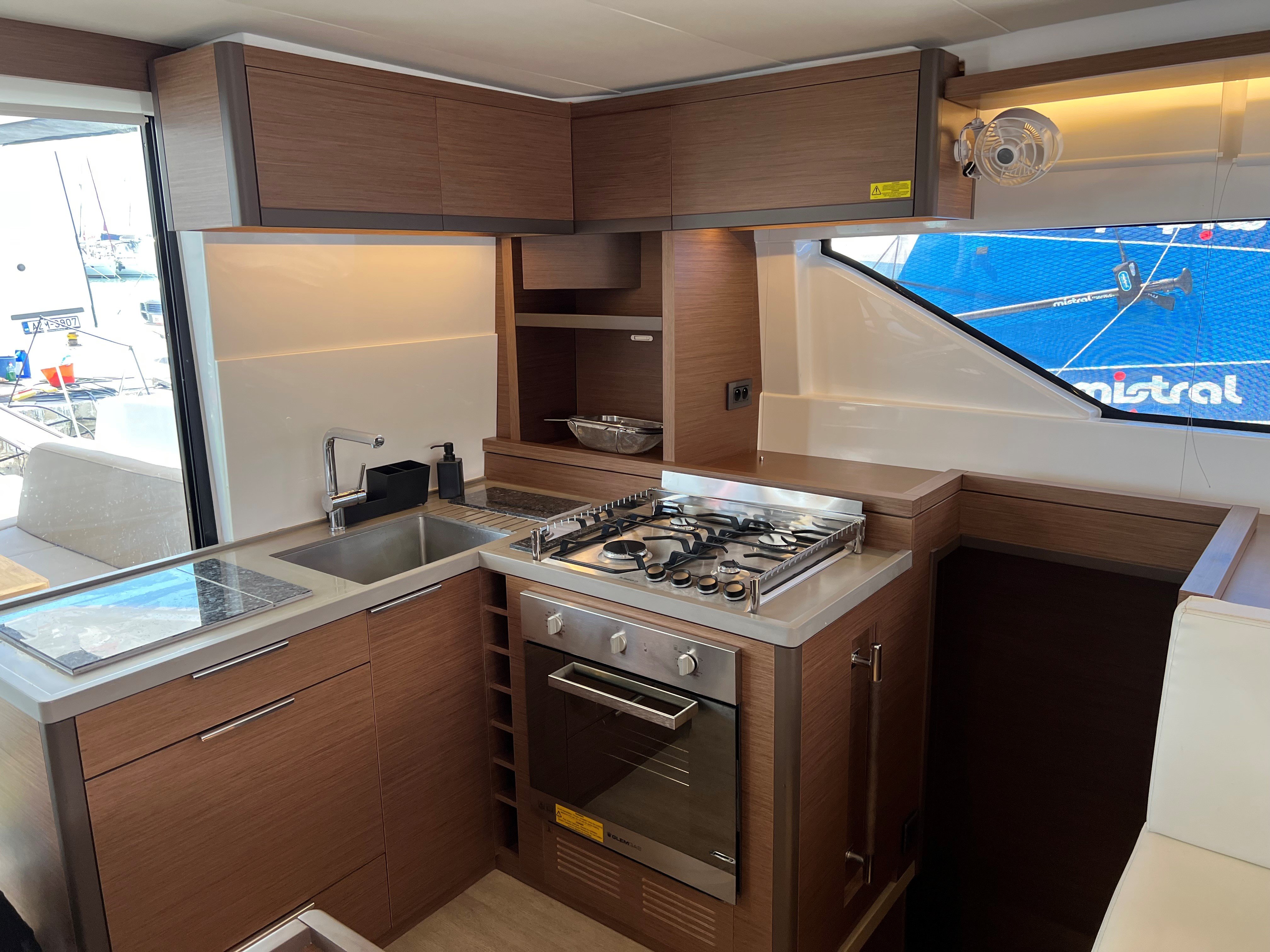 Margeo XVI  (A/C - Generator - Water Maker - dishwasher) - Katamaran içinde Alimos