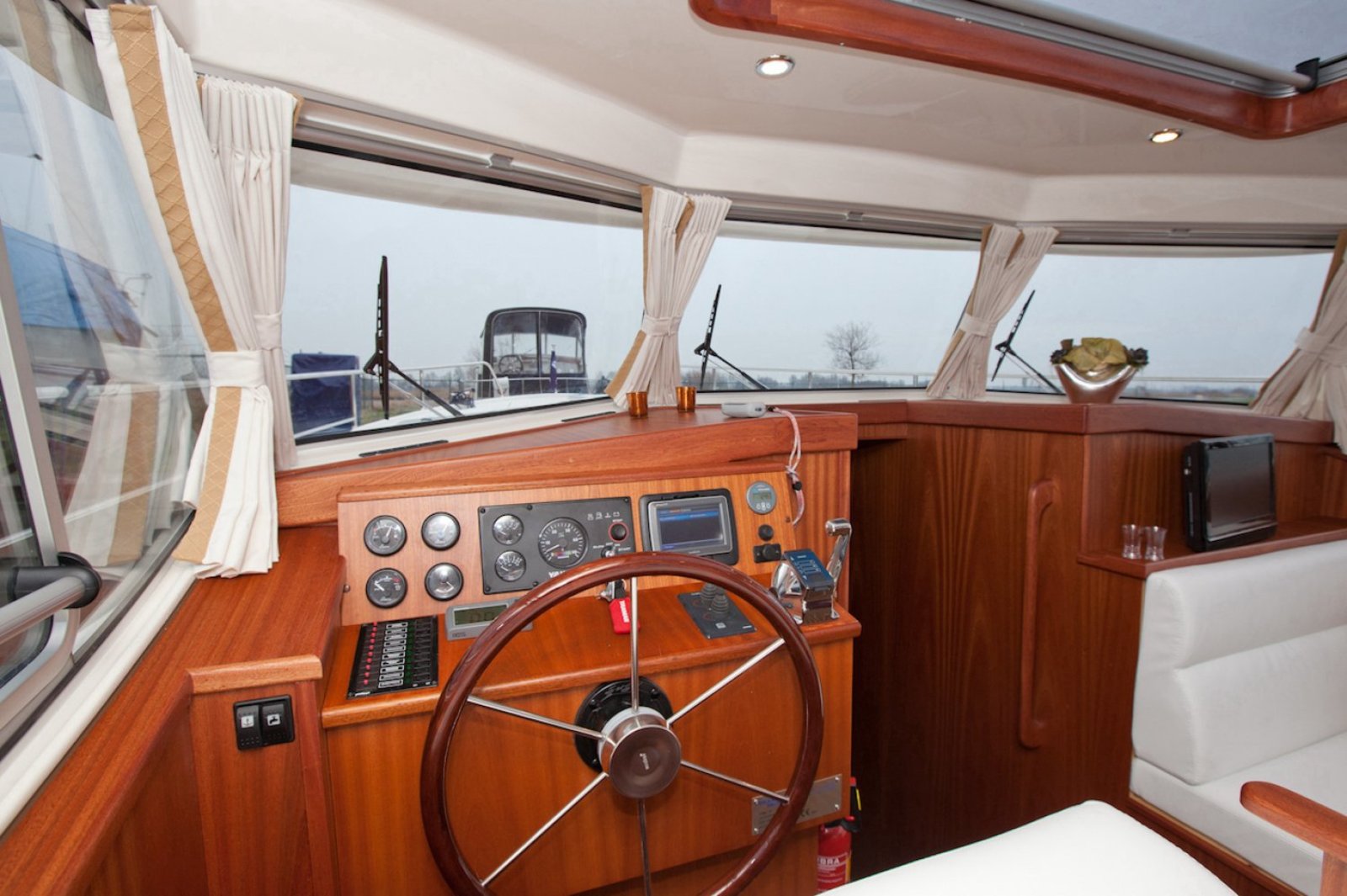 Neptunus - Motor Yacht in Heukelum