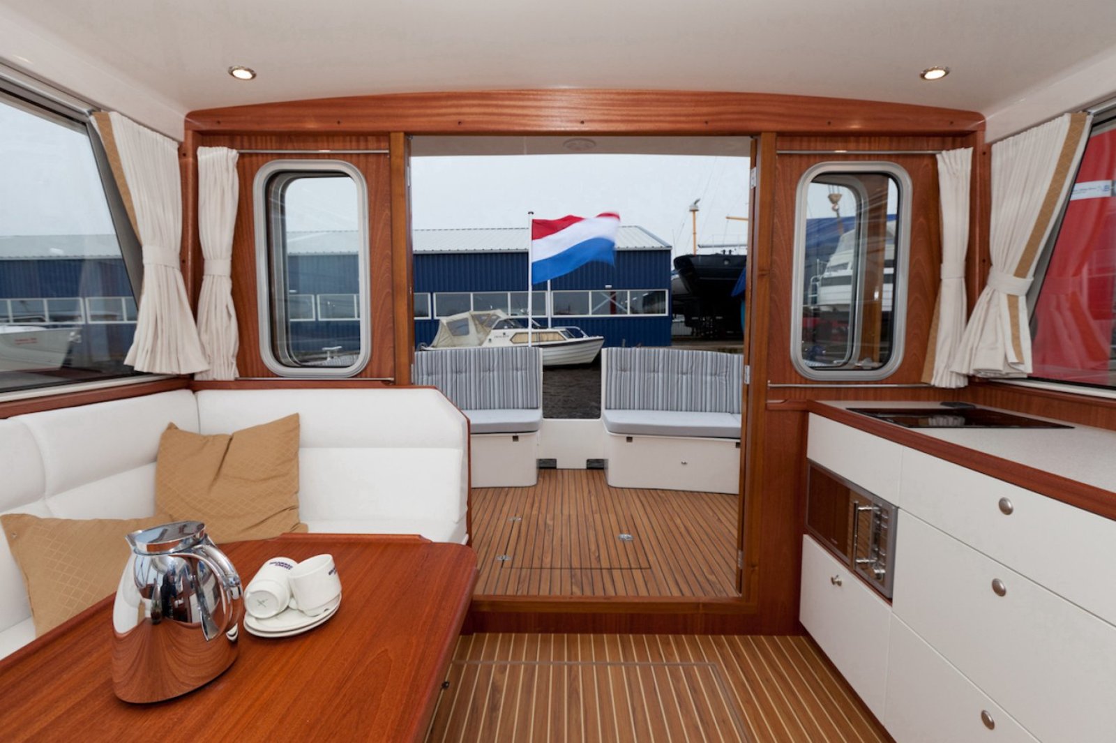 Neptunus - Motor Yacht in Heukelum