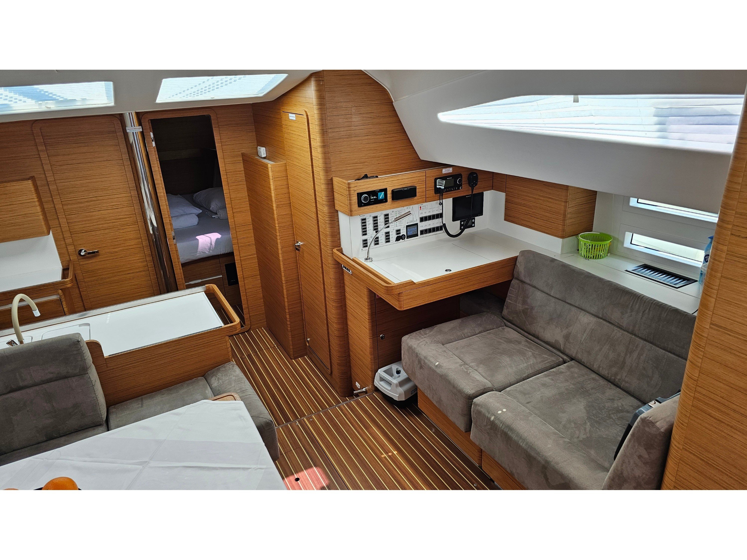 FINES DE CLAIRES - Sailboat in Baška Voda