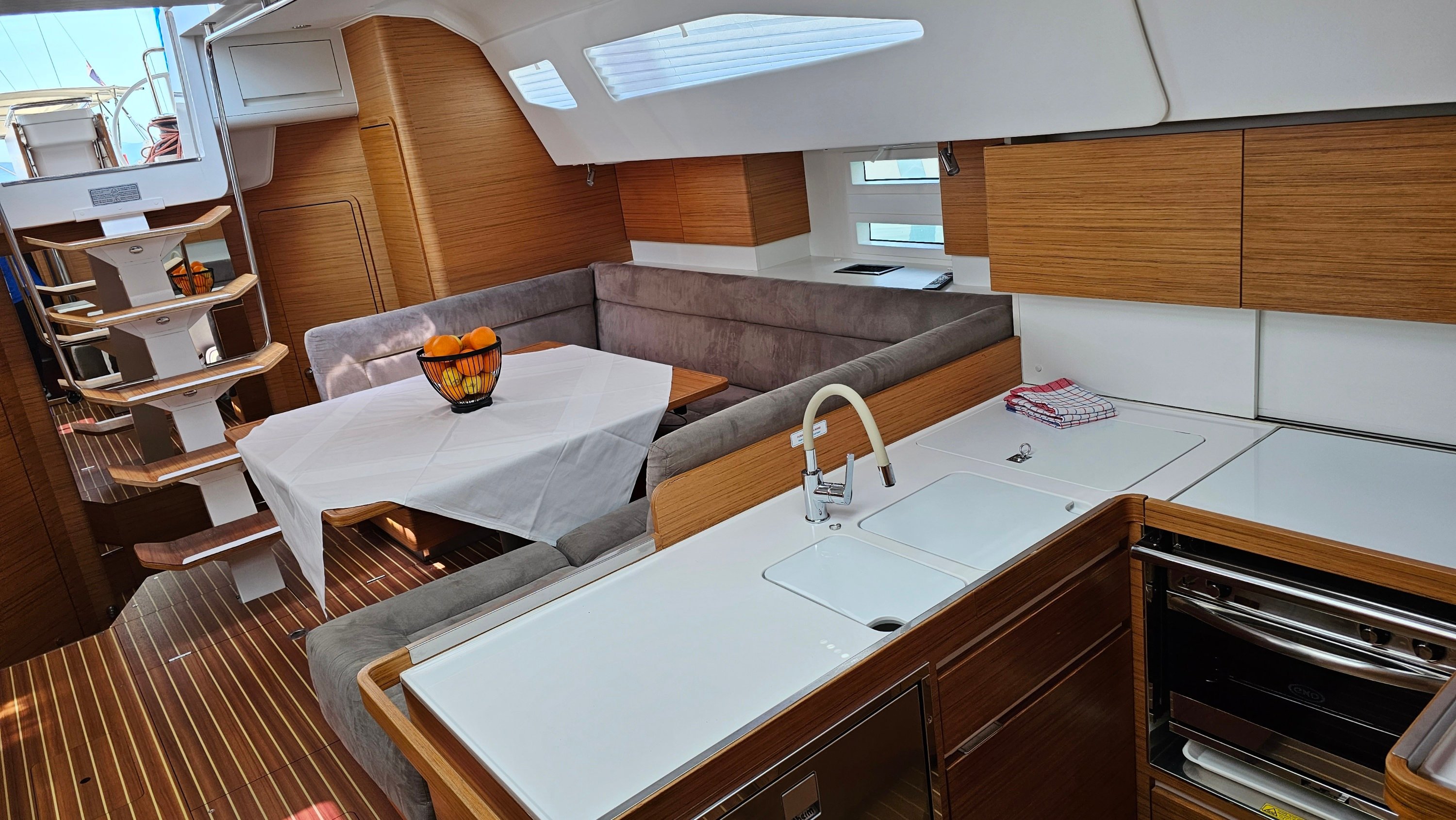 FINES DE CLAIRES - Sailboat in Baška Voda