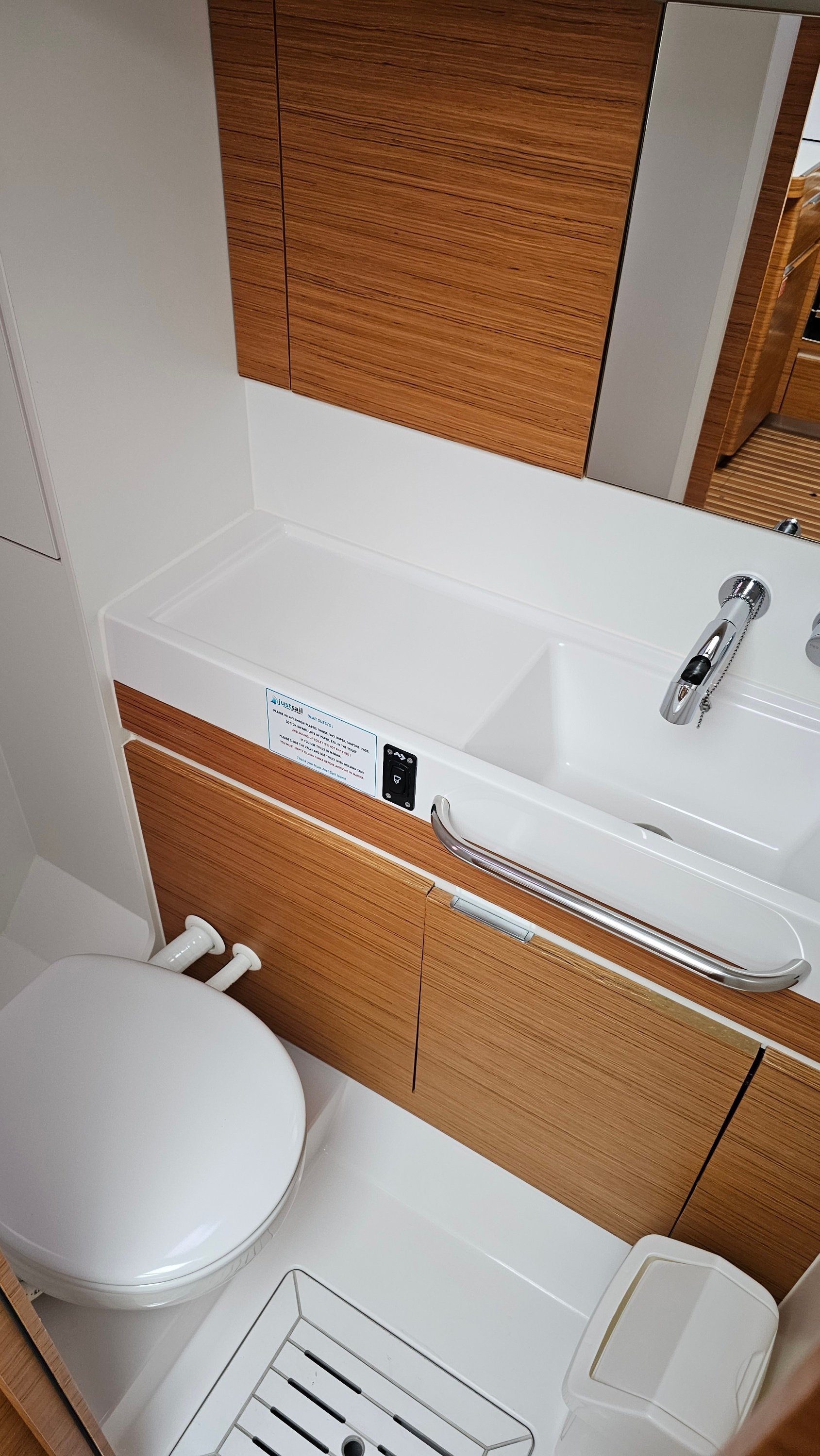 FINES DE CLAIRES - Sailboat in Baška Voda