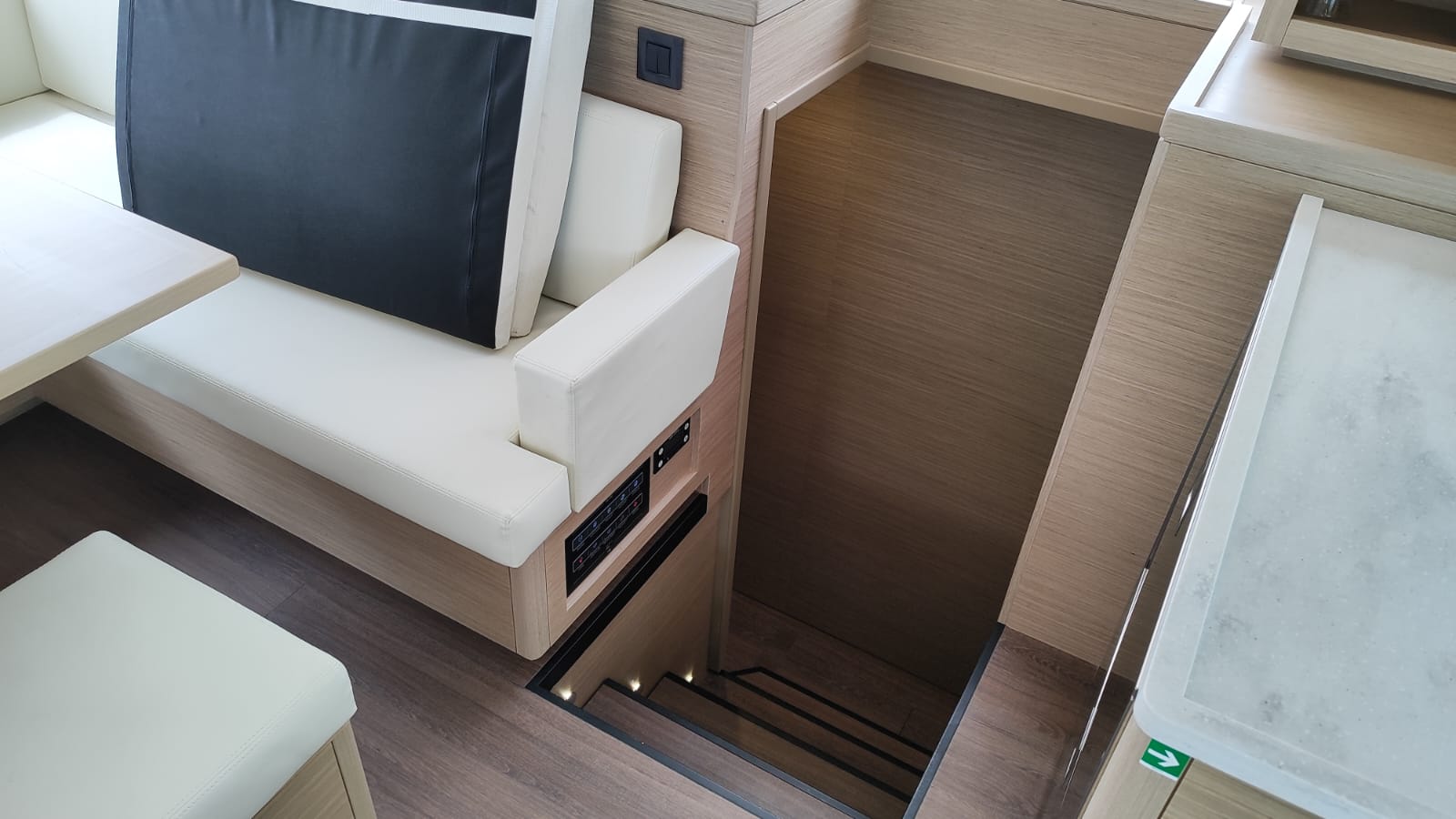 Lady Mary - Katamaran içinde Anatoliki Attiki