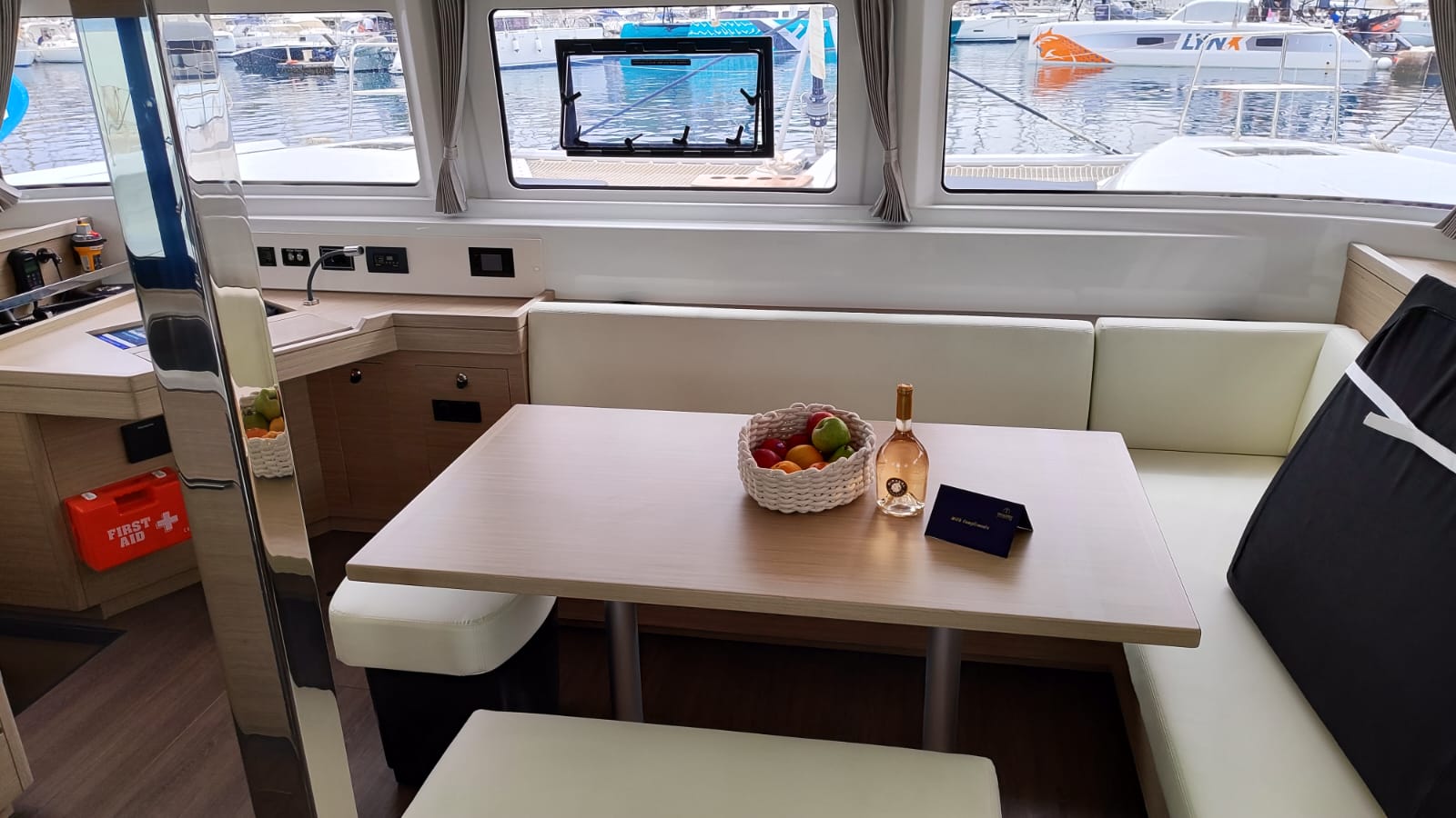 Lady Mary - Katamaran içinde Anatoliki Attiki