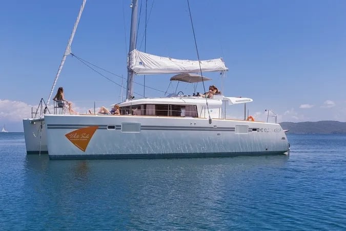 Gin Tonic - Catamaran in Perigiali
