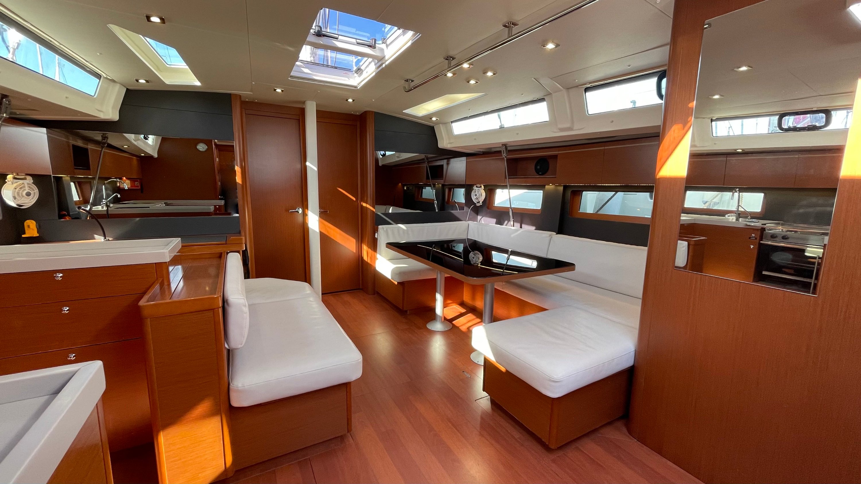 Black Swan (A/C - Generator - 12 pax) - Sailboat in Alimos