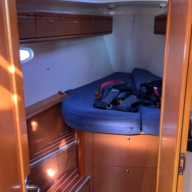 Arloup - Yelkenli içinde Arzon