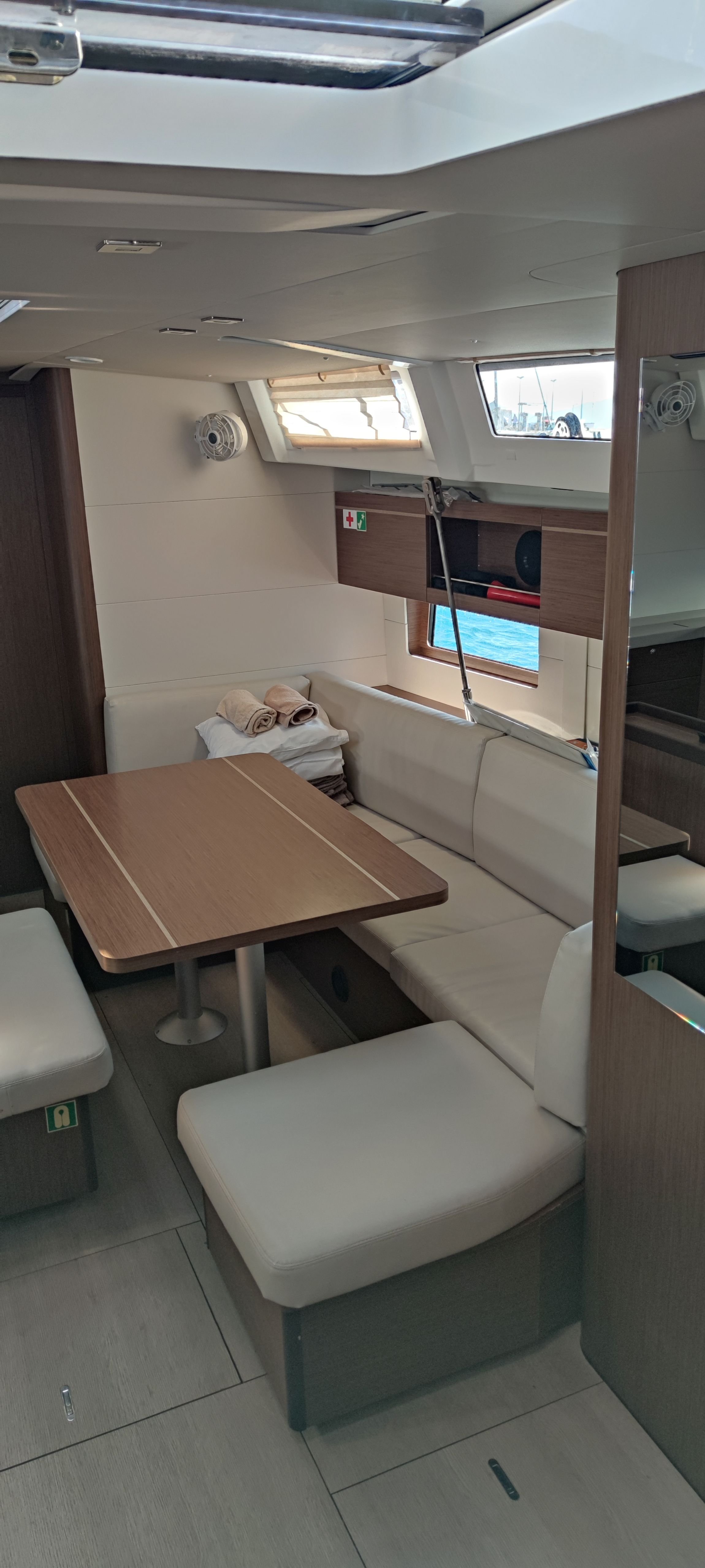 Everest - Sailboat in Rogač