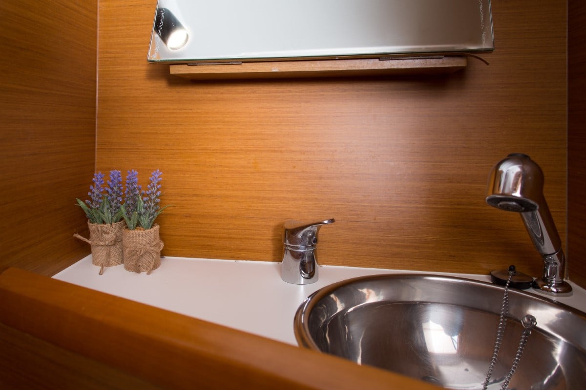 SIBERIA - Sailboat in Rogač