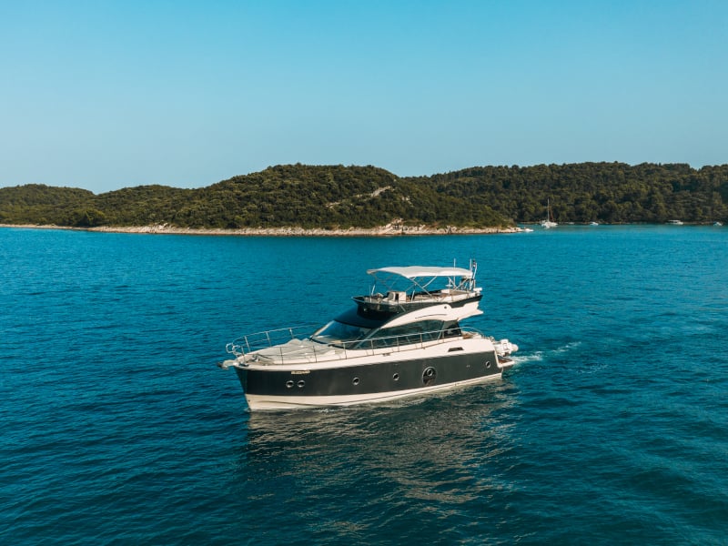 Blizzard - Motor Yacht in Seget Donji