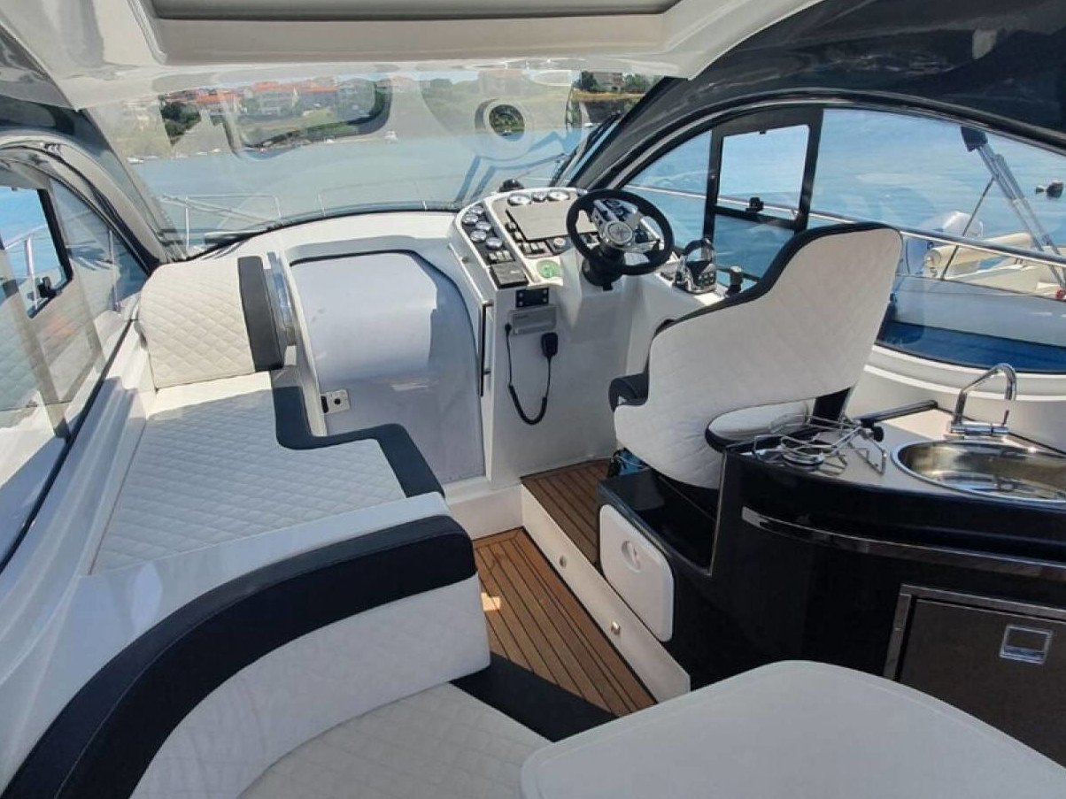 Aero - Motor Yacht in Baška Voda