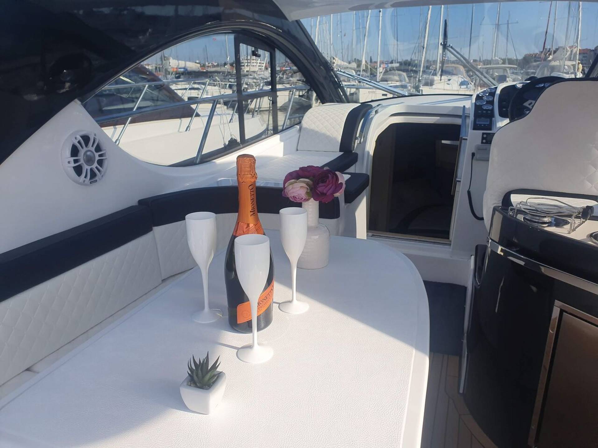 Aero - Motor Yacht in Baška Voda