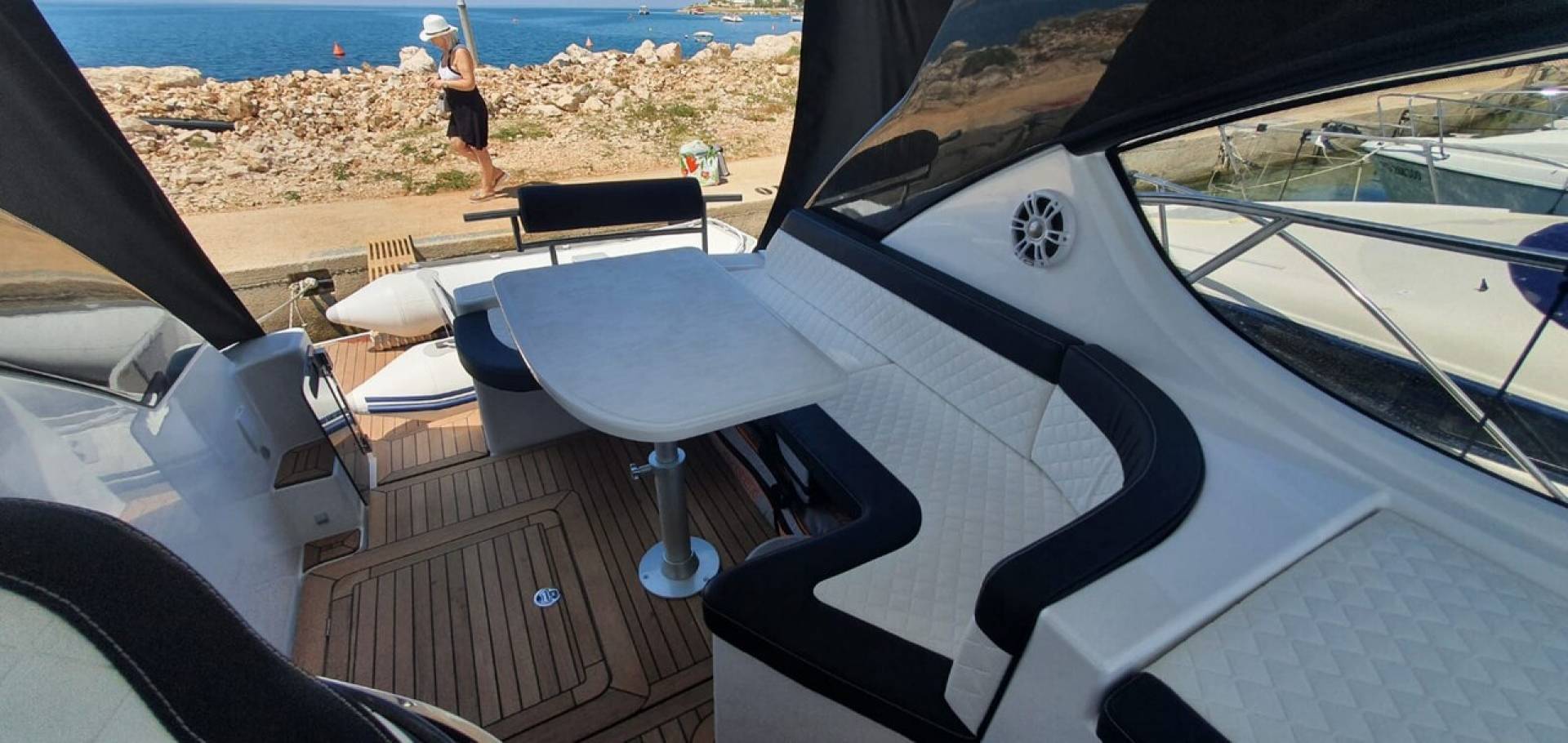 Aero - Motor Yacht in Baška Voda