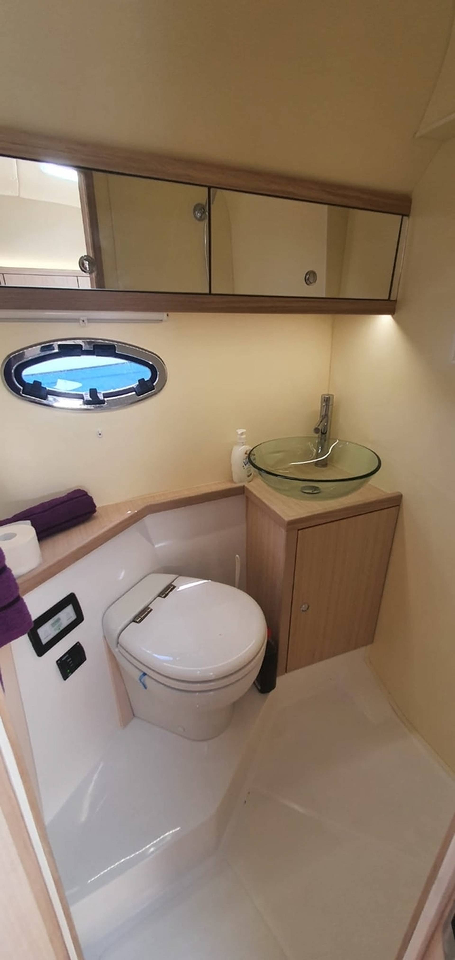 Aero - Motor Yacht in Baška Voda