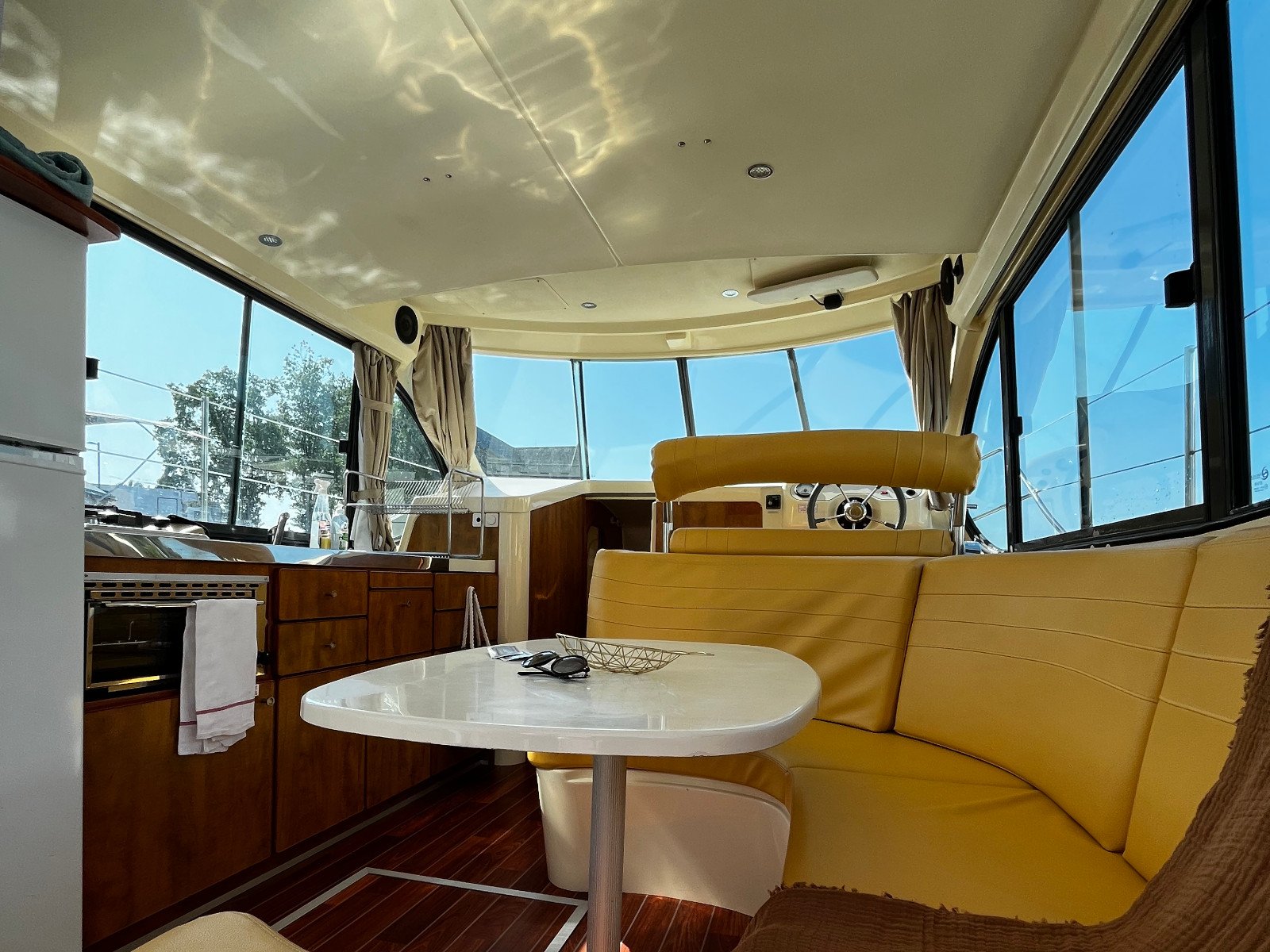 Piano - Motor Yacht in Grez-Neuville