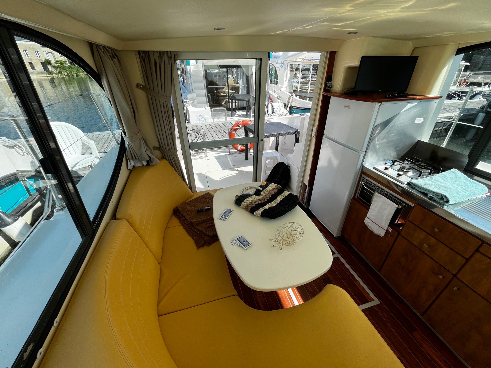 Piano - Motor Yacht in Grez-Neuville