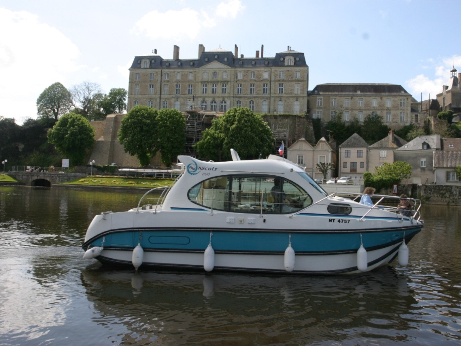 Piano - Motor Yacht in Grez-Neuville