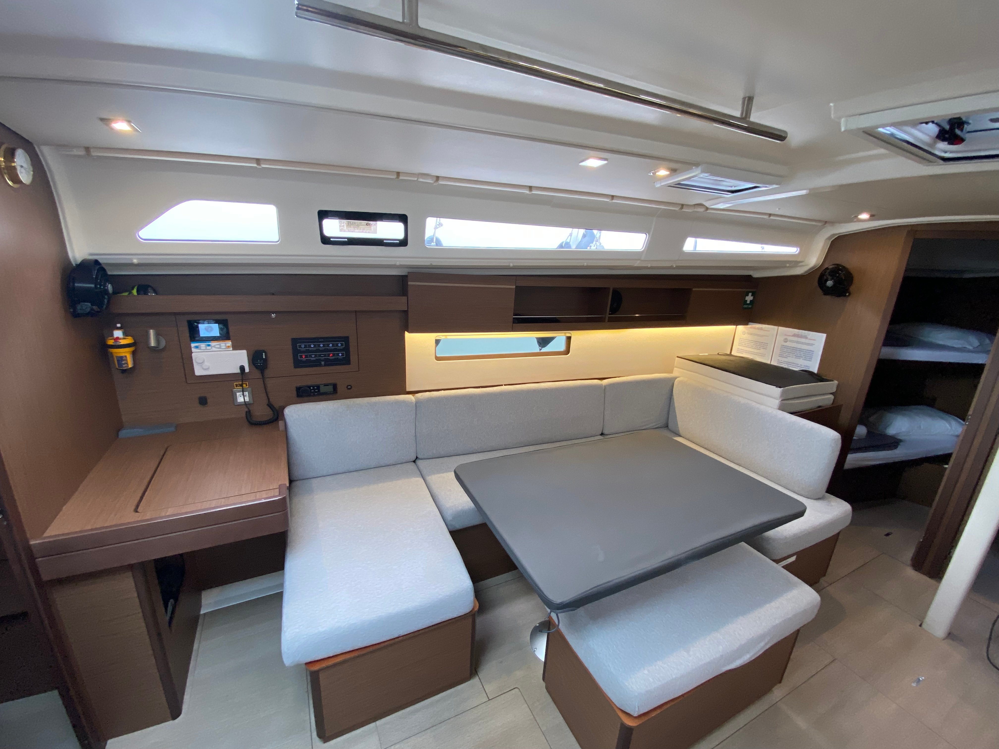 Roza - Yelkenli içinde Alimos