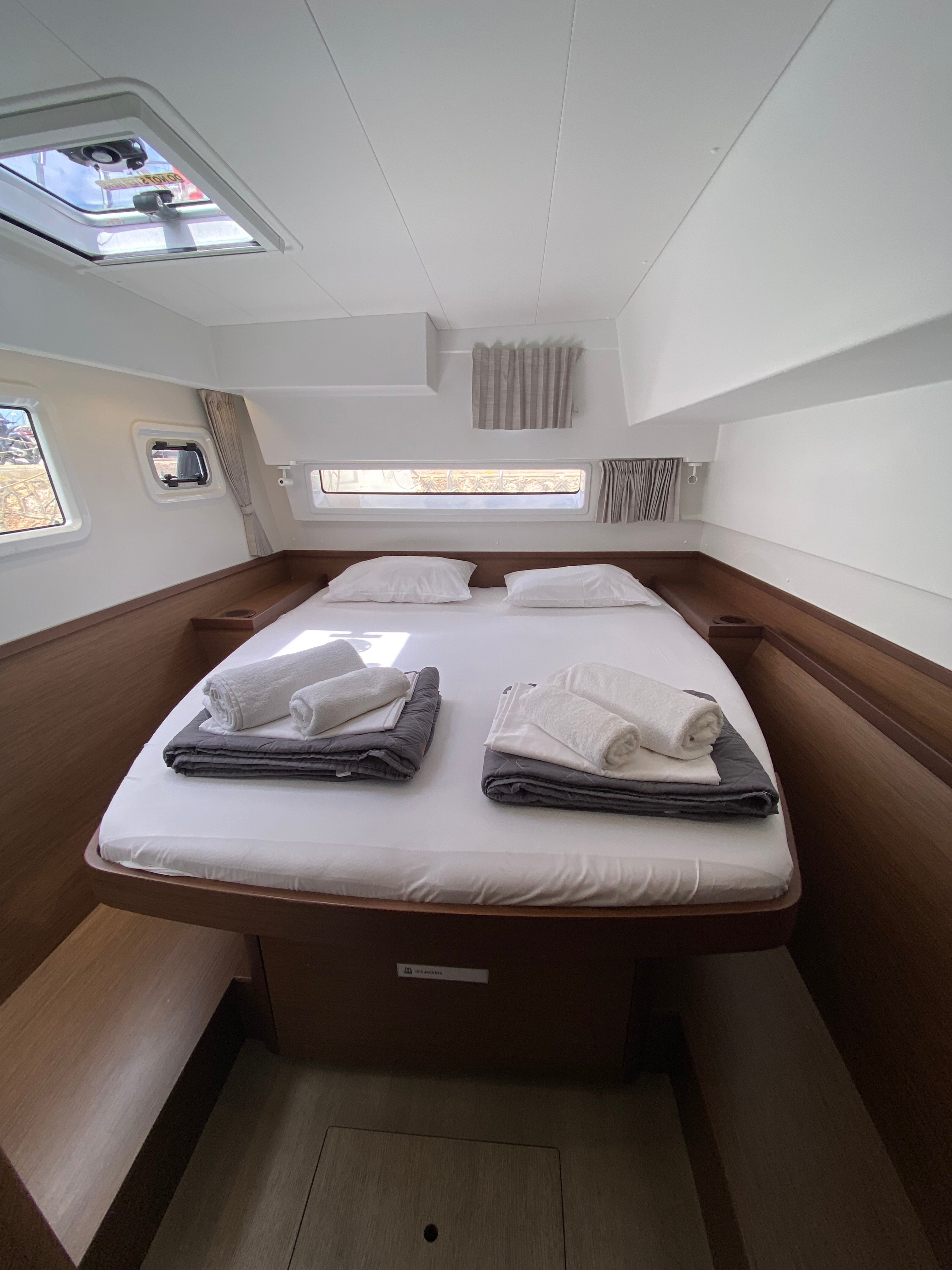 Amici - Catamaran in Alimos