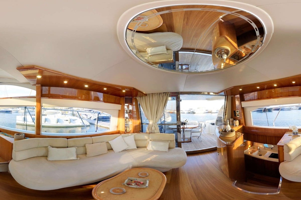 Linda II - Motor Yacht in Glifada