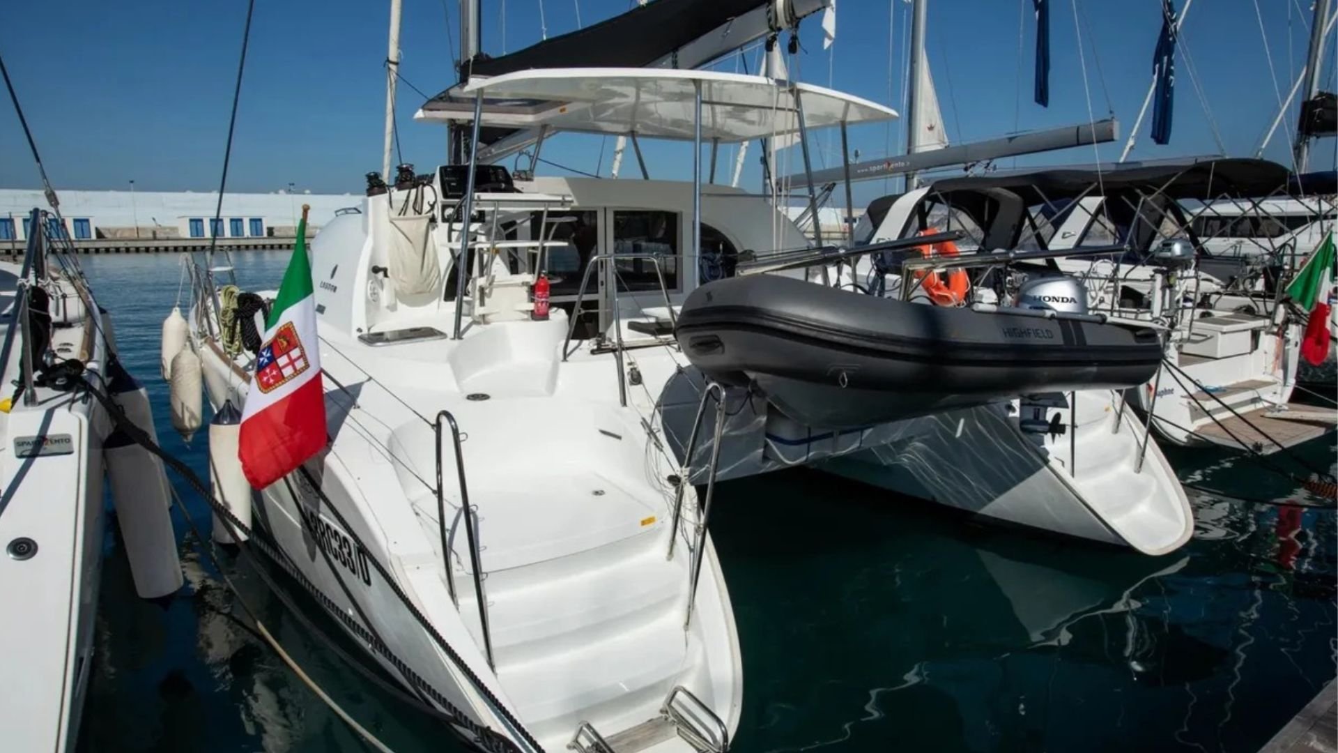 Ploto - Catamaran in Vibo Marina