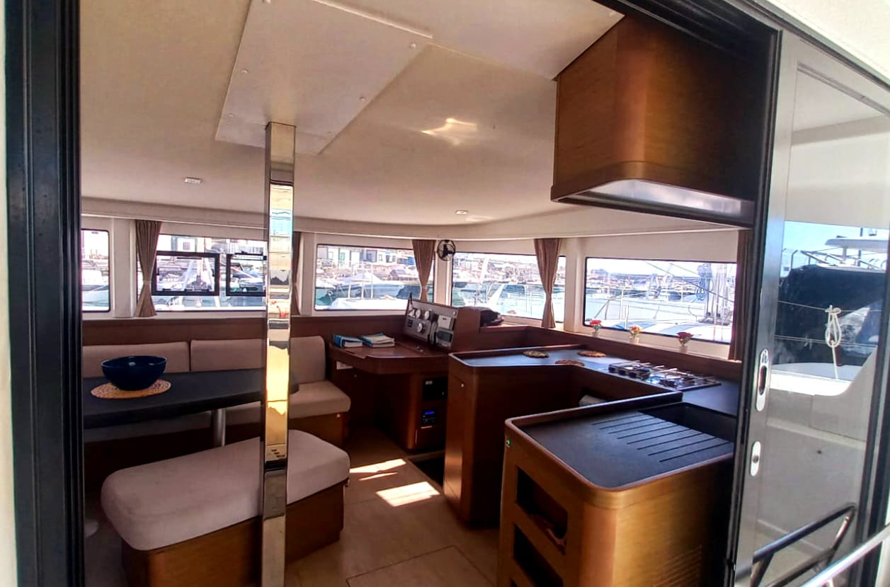 Leucotea - Catamaran in Salerno