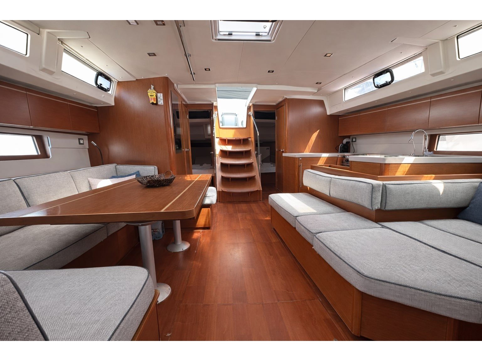 Velvet Dice - Yelkenli içinde Alimos