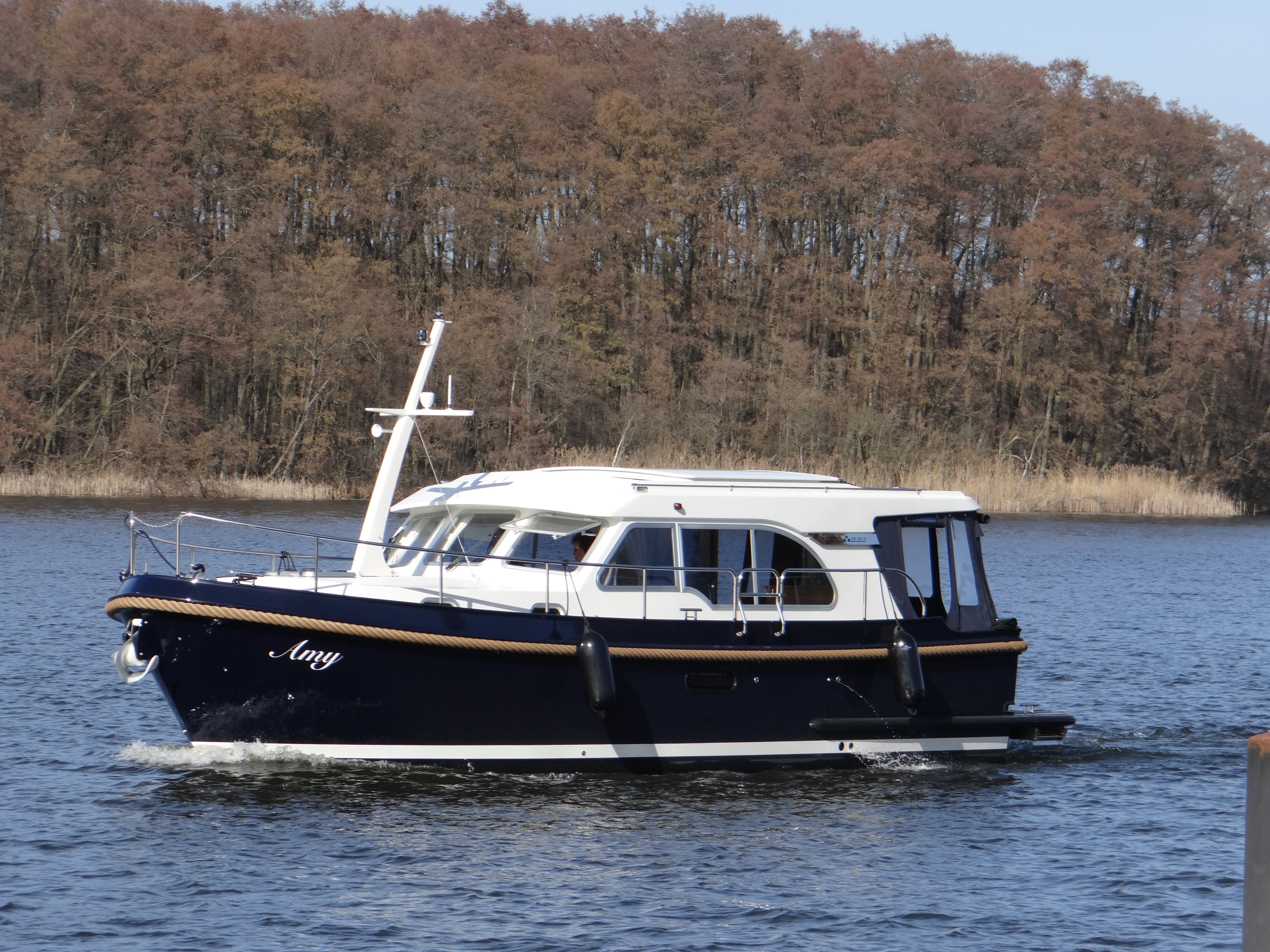 Amy - Motor Yacht in Mirow