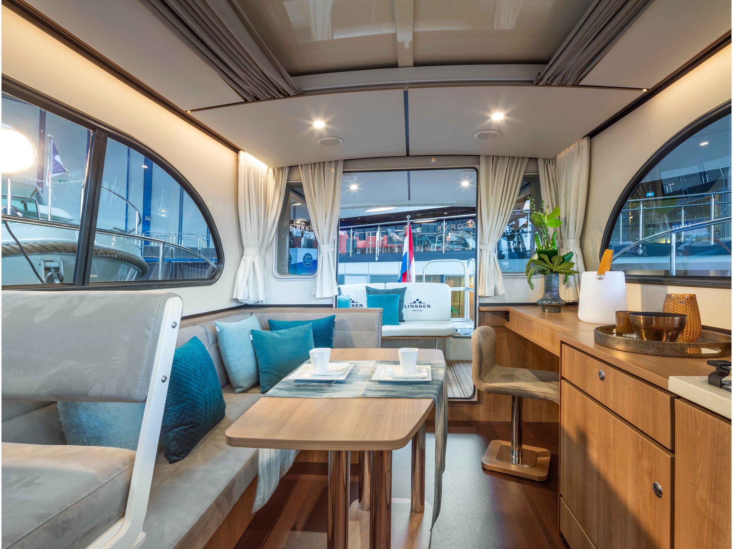 Amy - Motor Yacht in Mirow