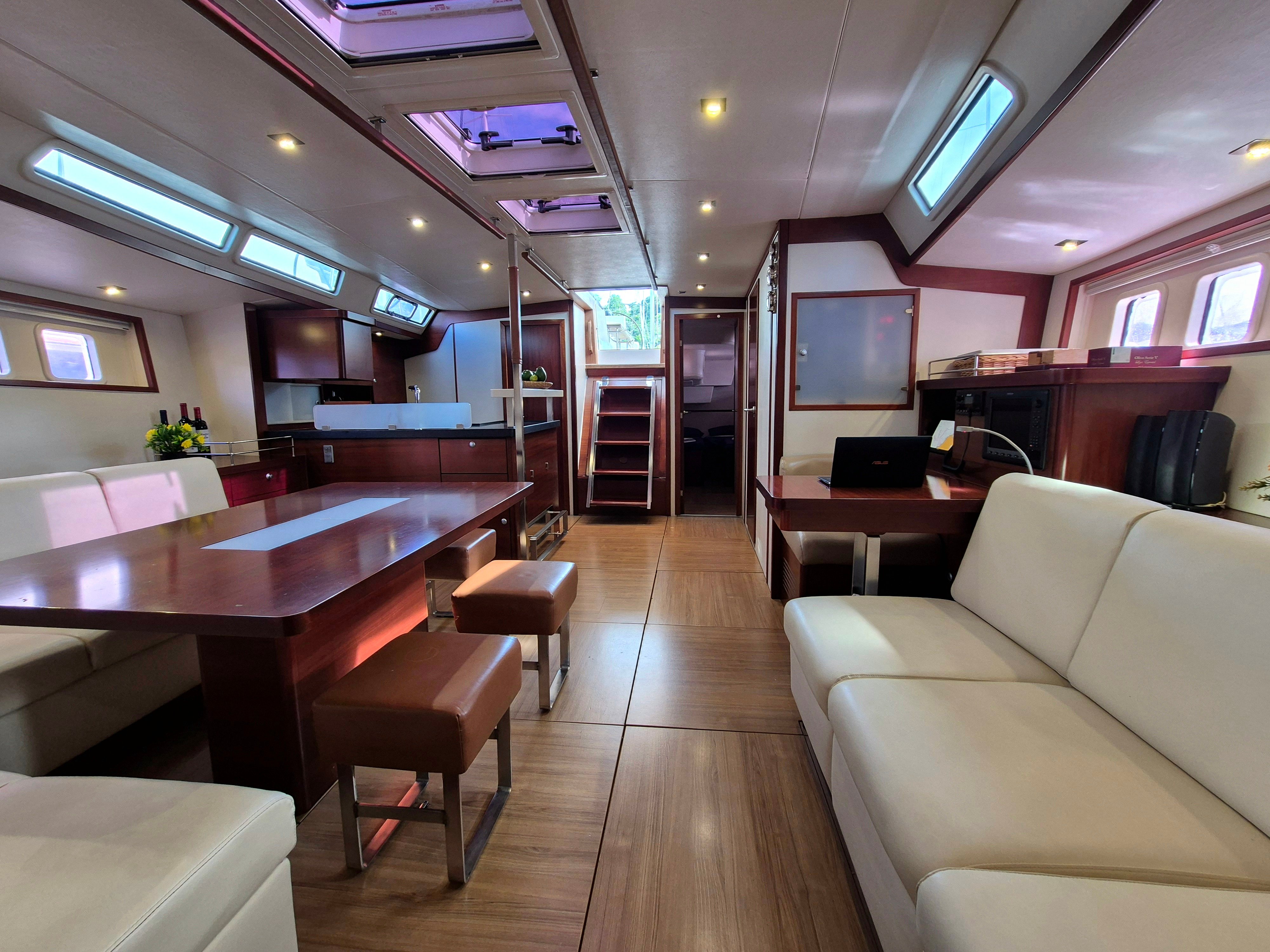 Sailing Freedom - Sailboat in Garrote