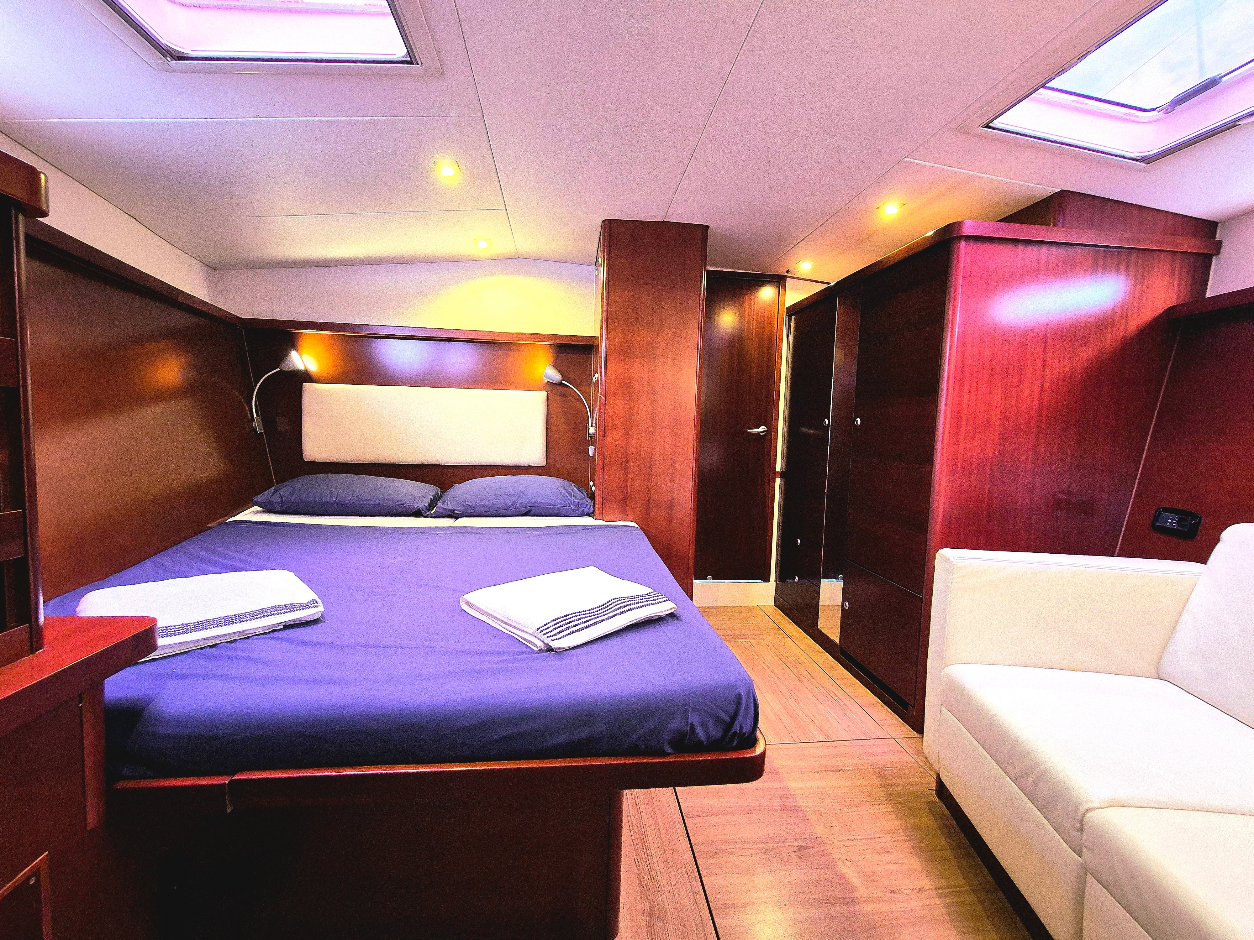 Sailing Freedom - Sailboat in Garrote