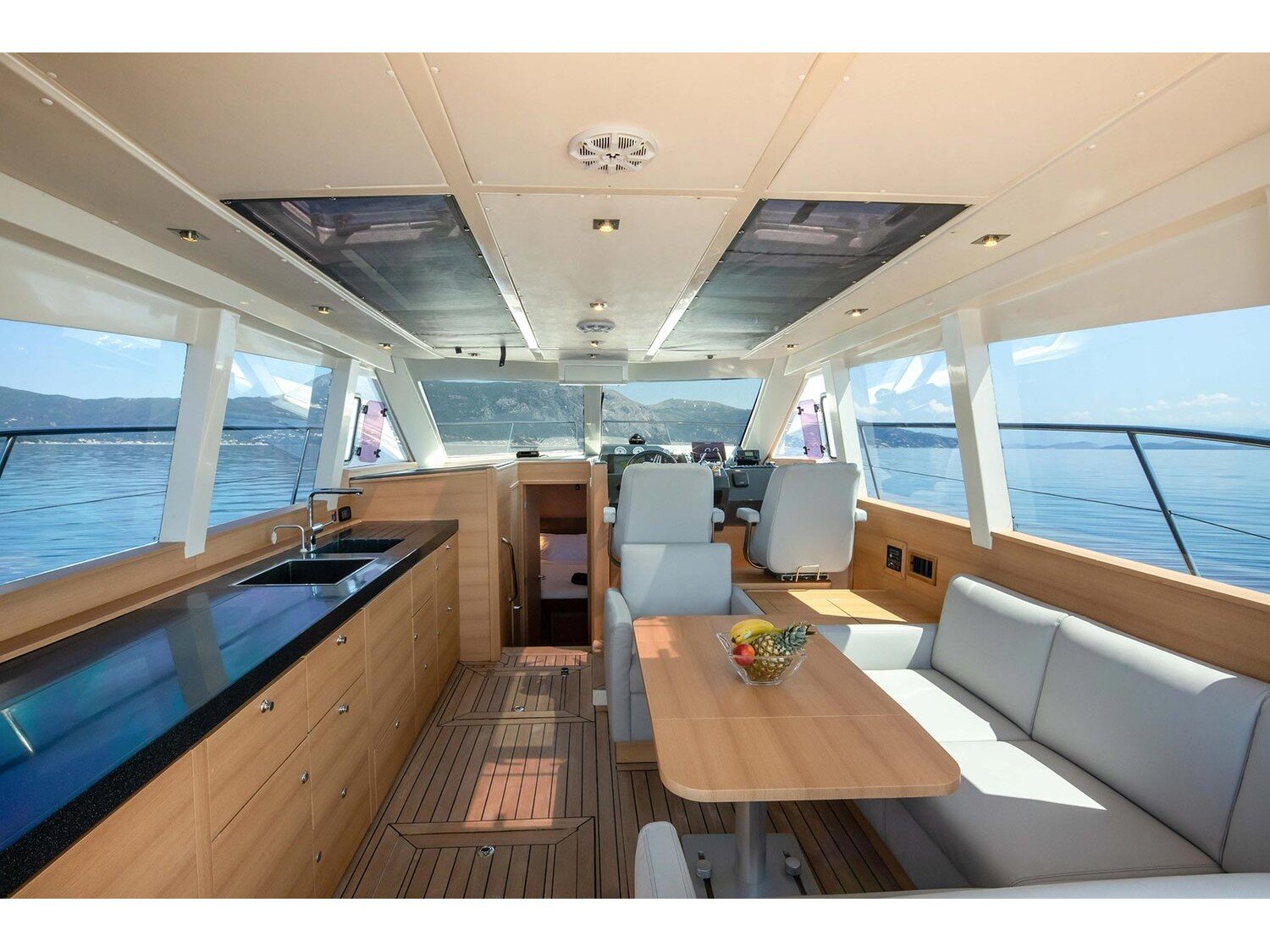 Shine III - Motor Yat içinde Kontokali