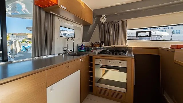 Faros - Catamaran in Seget Donji