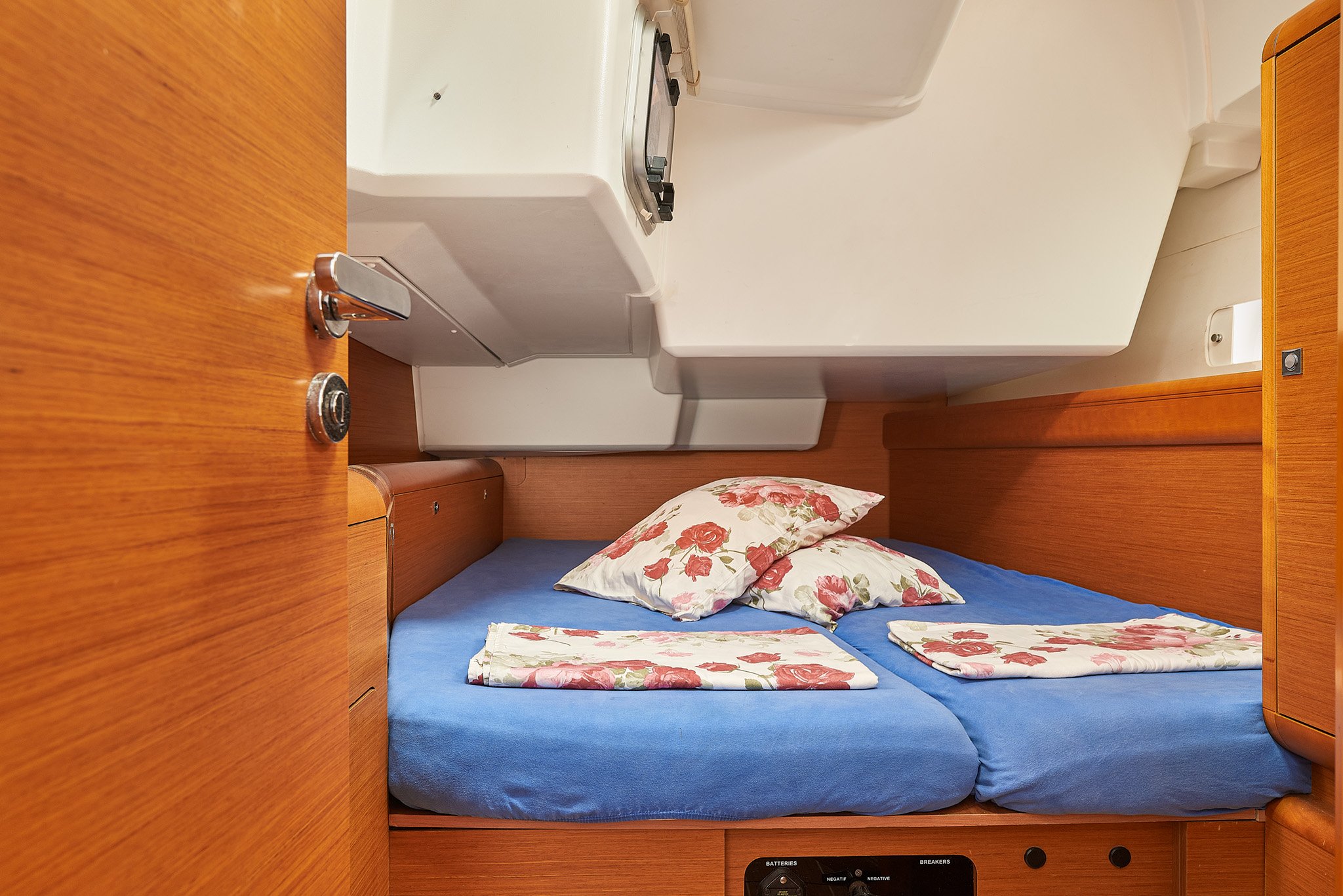 I.Q. - Sailboat in Alimos