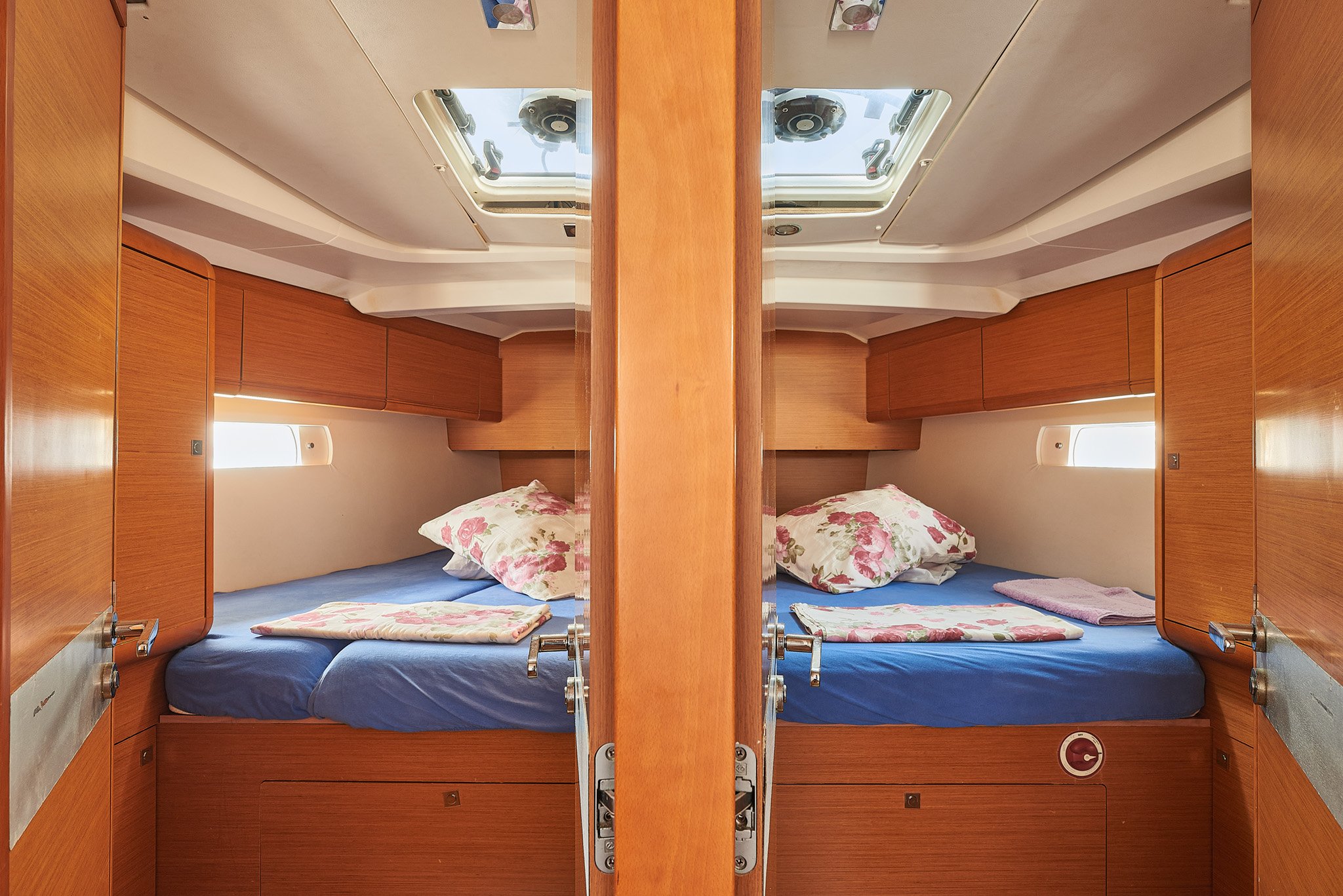 I.Q. - Sailboat in Alimos