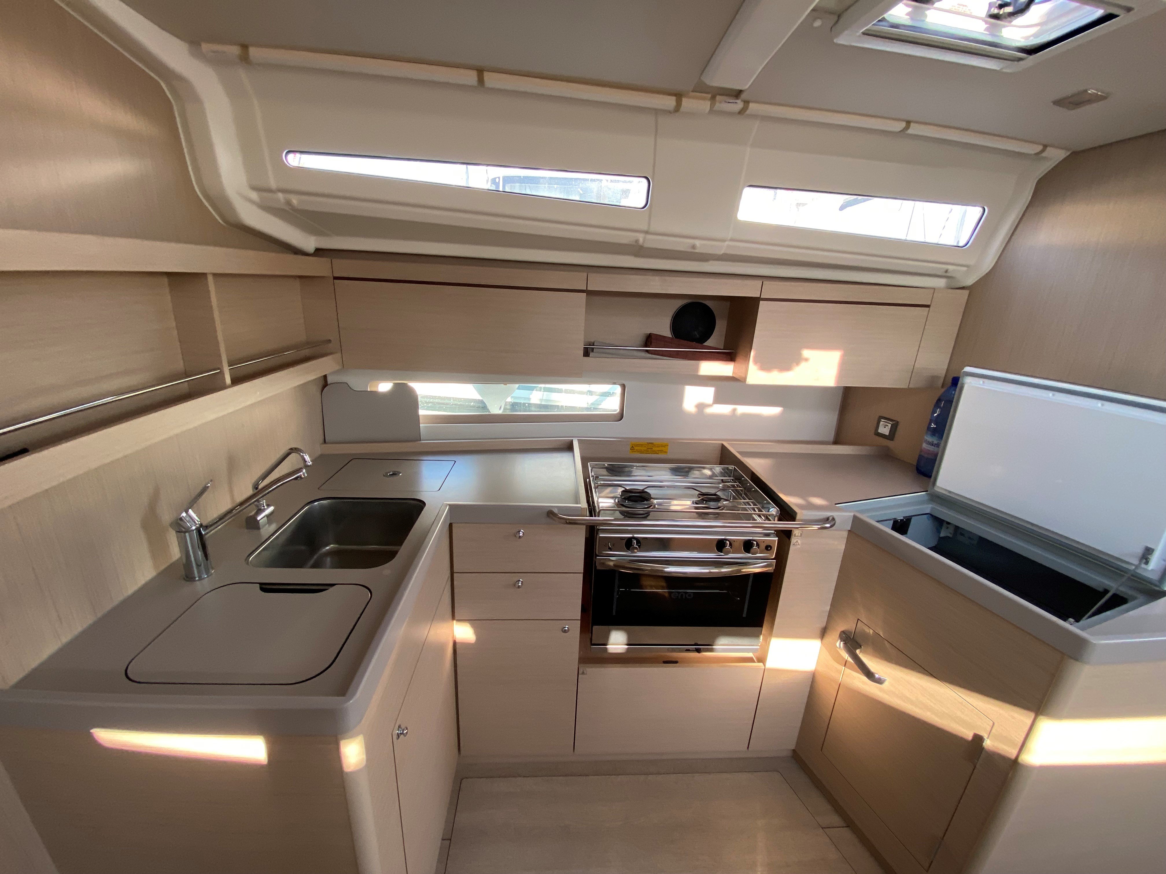 LA MER - Yelkenli içinde Alimos