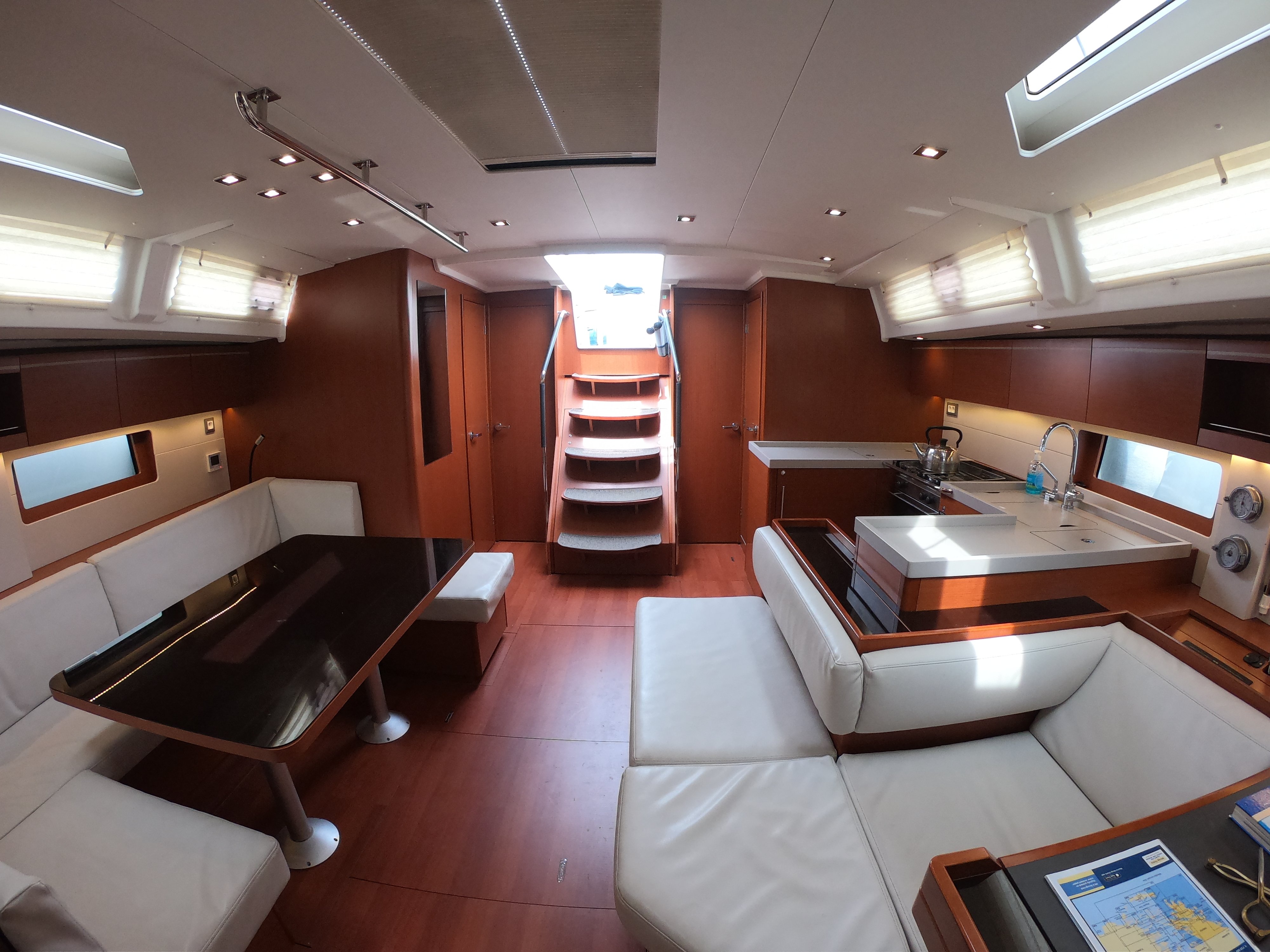 Famiglia - Yelkenli içinde Alimos