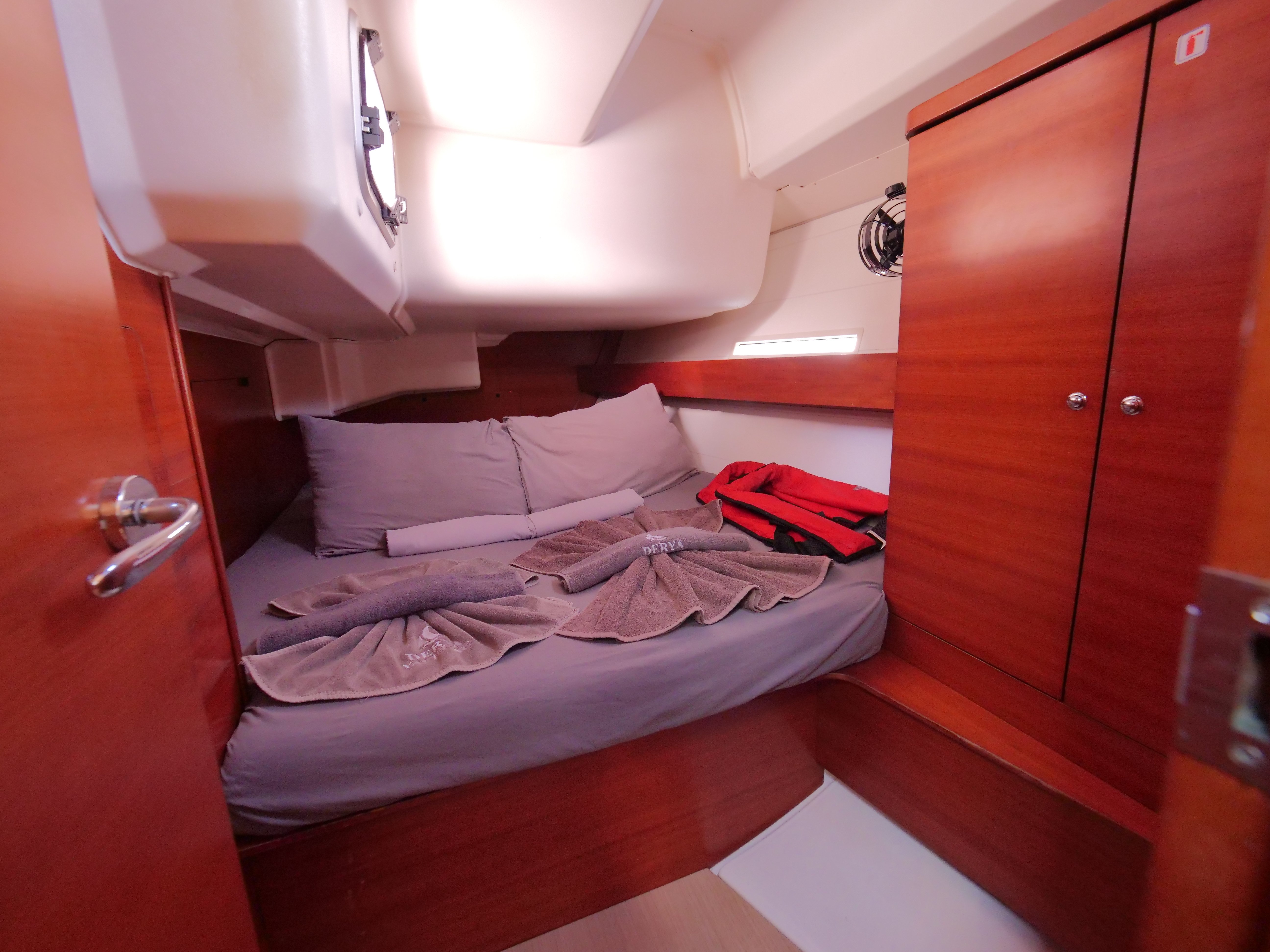 Pyrrha - Sailboat in Karagözler