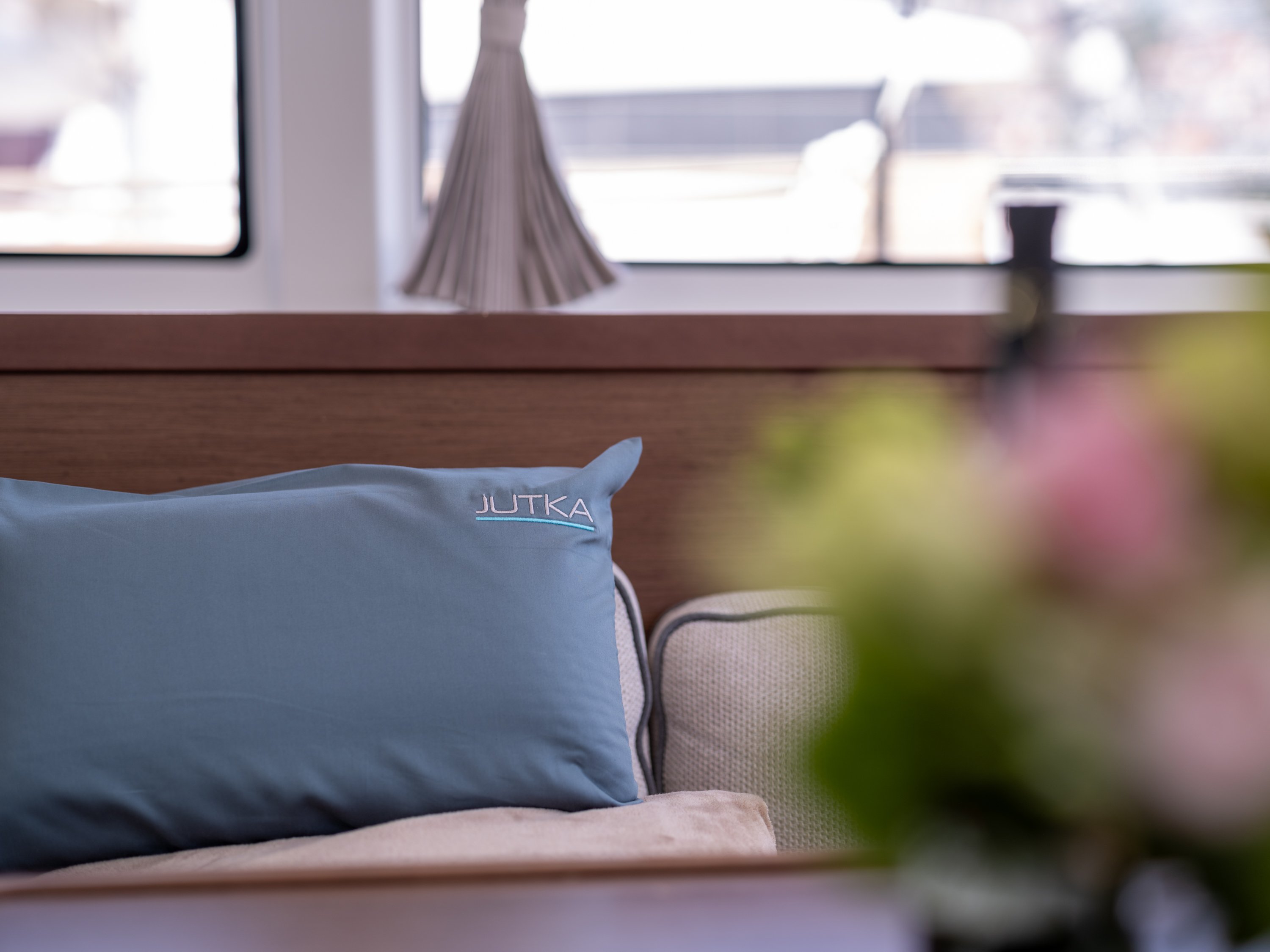 Jutka - Katamaran içinde Komolac