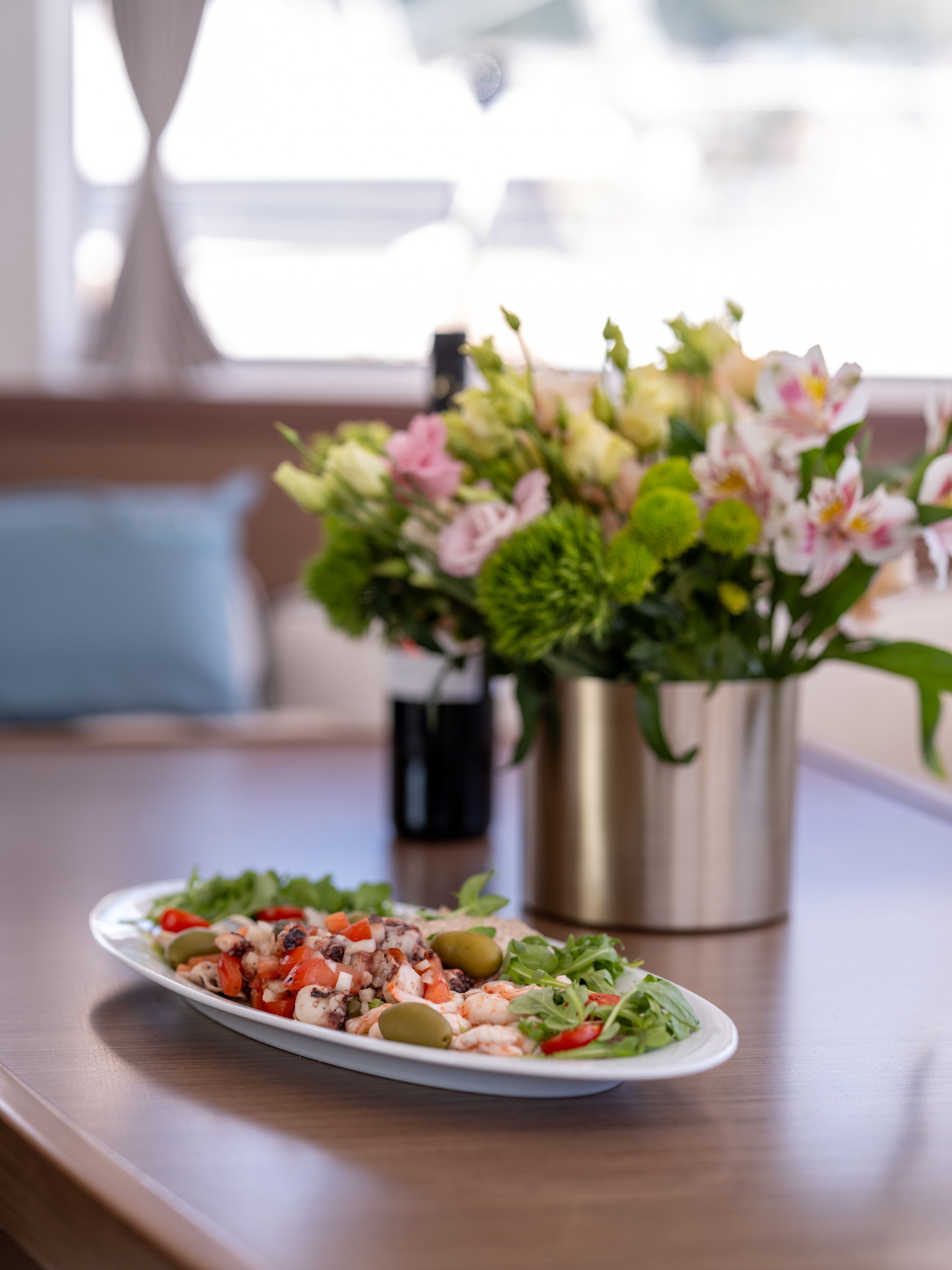 Jutka - Katamaran içinde Komolac