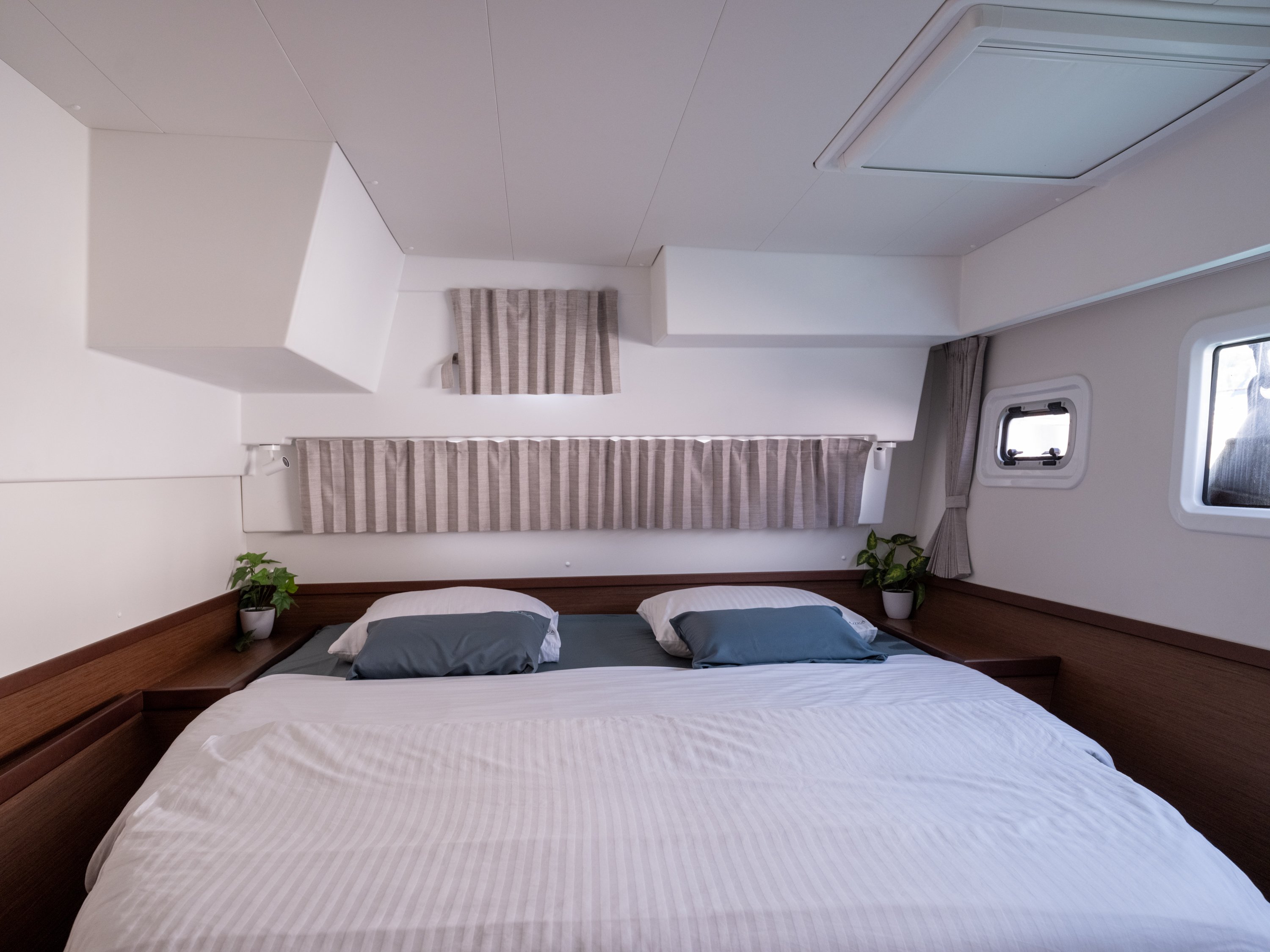 Jutka - Katamaran içinde Komolac